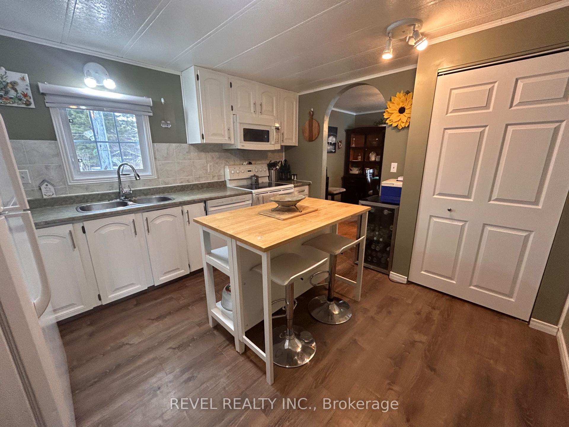Photo 5 of 347 Seventeenth Avenue, Cochrane — HOMEH