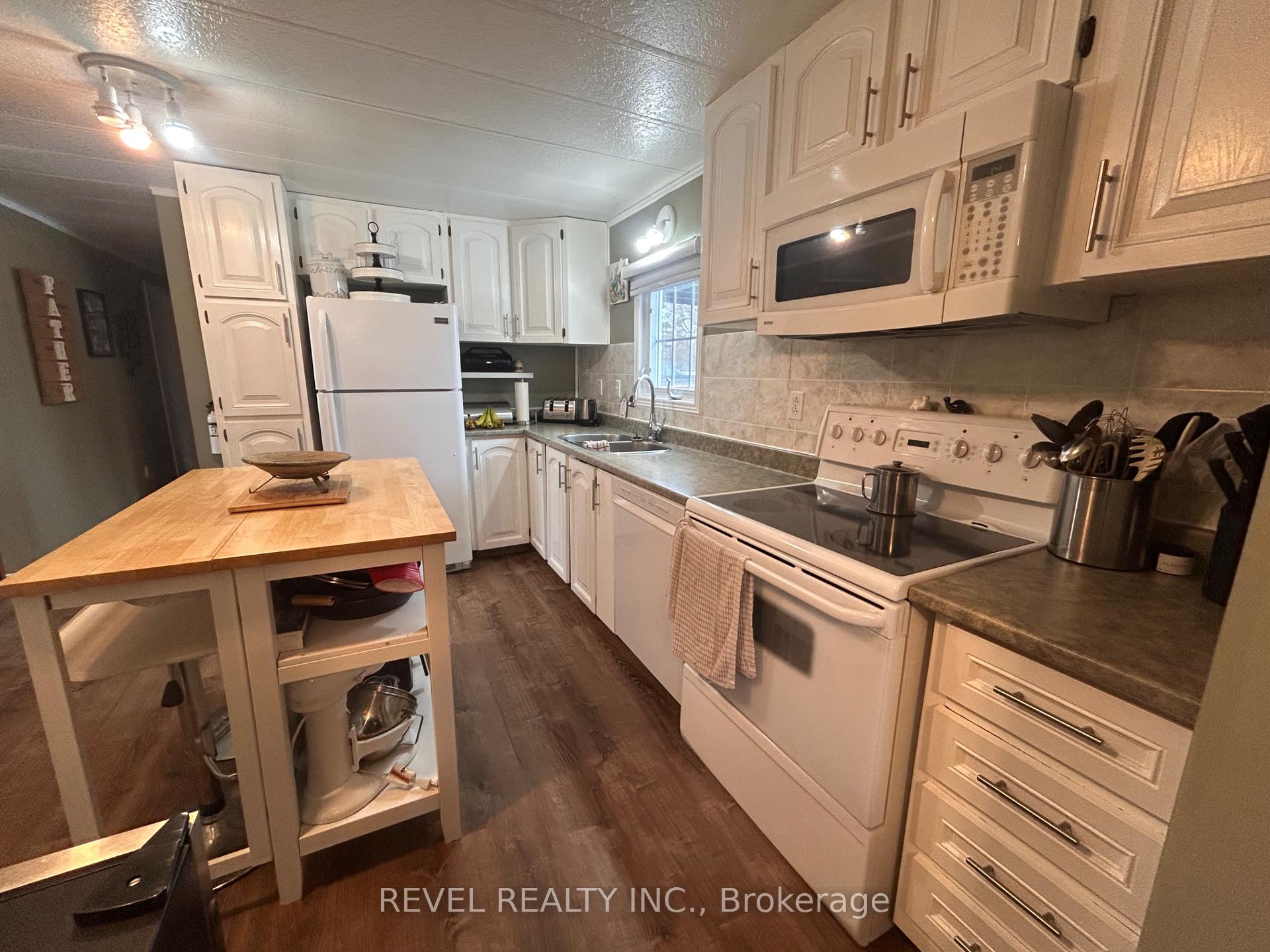 Photo 4 of 347 Seventeenth Avenue, Cochrane — HOMEH