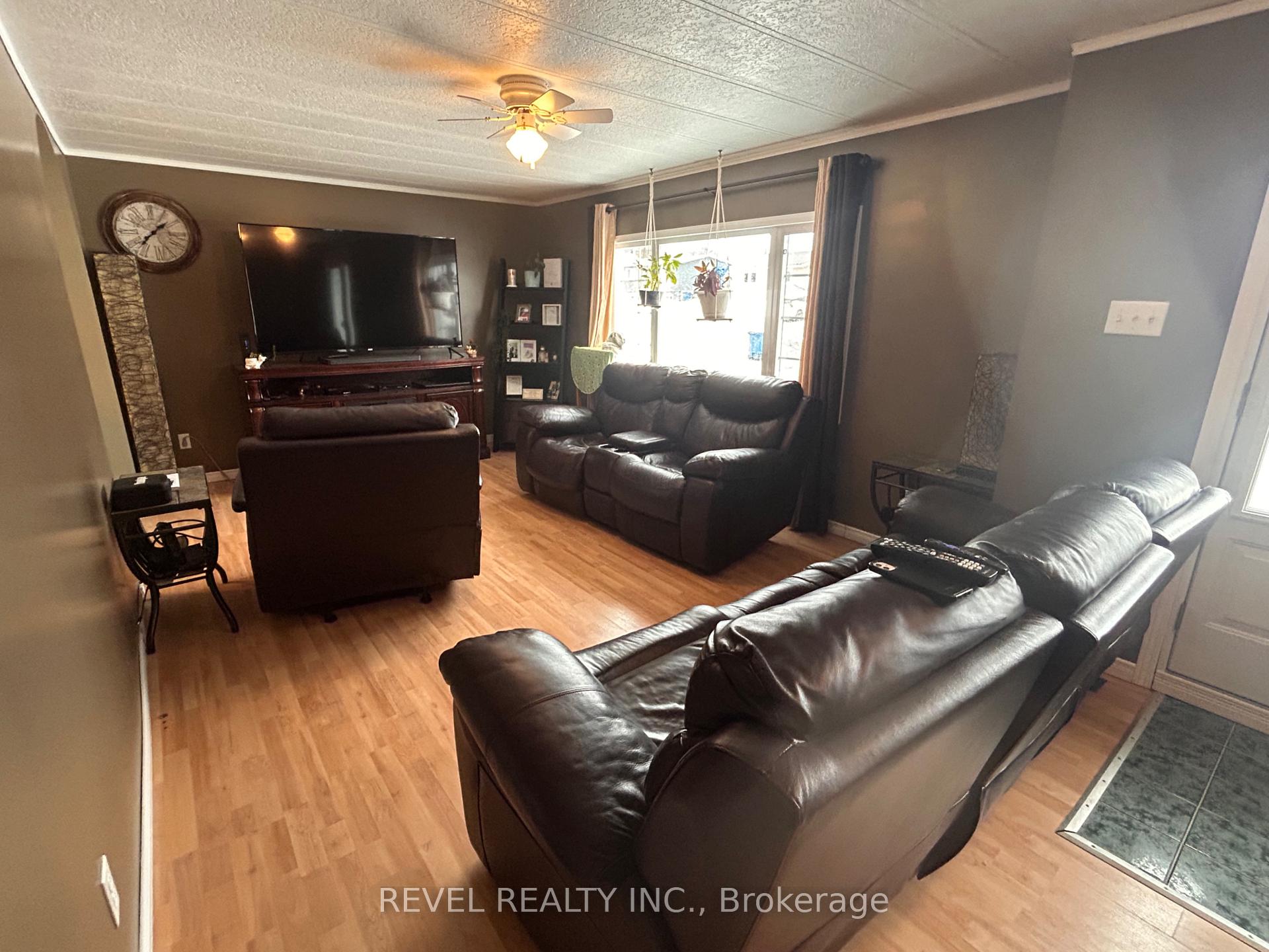 Photo 6 of 347 Seventeenth Avenue, Cochrane — HOMEH