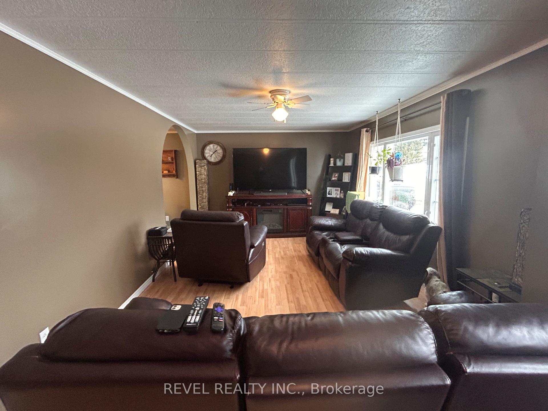 Photo 7 of 347 Seventeenth Avenue, Cochrane — HOMEH