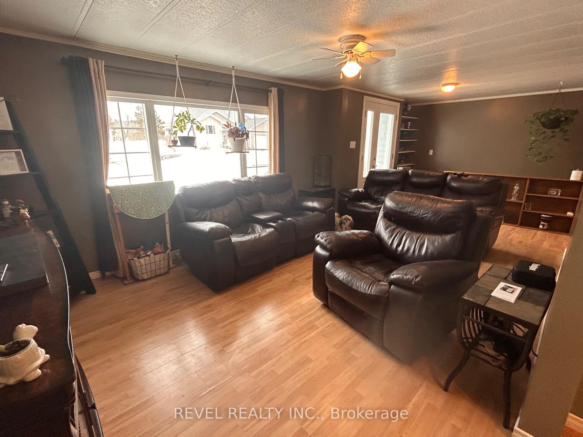 Photo 8 of 347 Seventeenth Avenue, Cochrane — HOMEH