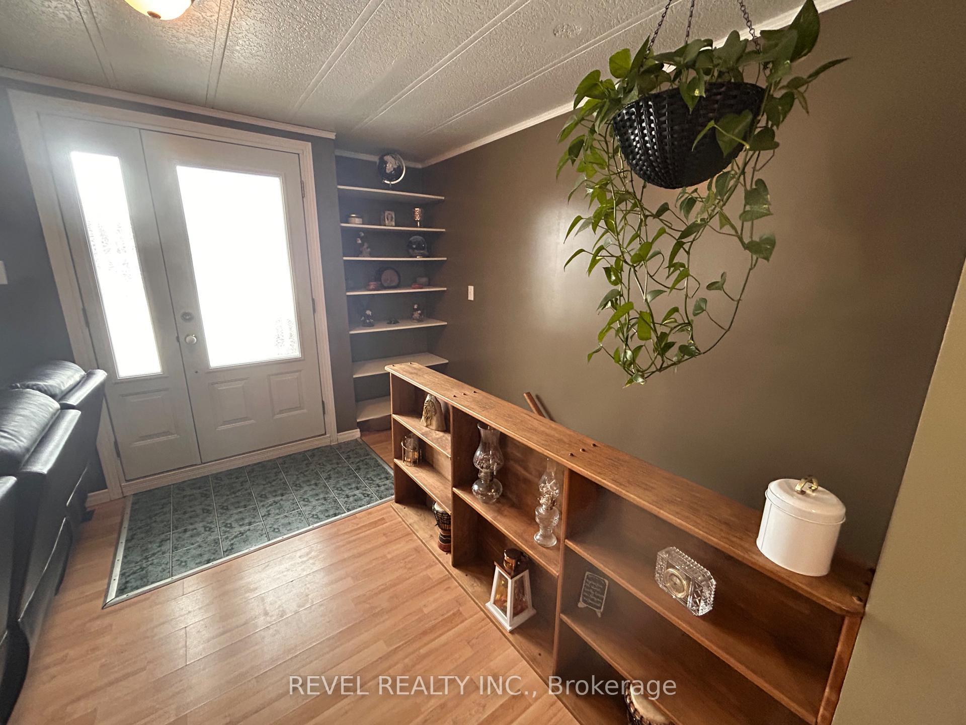 Photo 9 of 347 Seventeenth Avenue, Cochrane — HOMEH