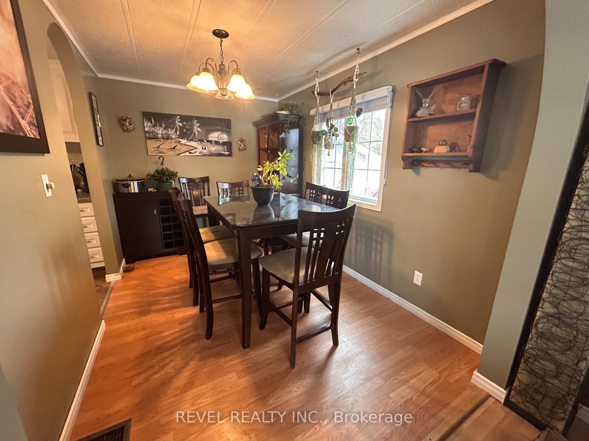 Photo 10 of 347 Seventeenth Avenue, Cochrane — HOMEH