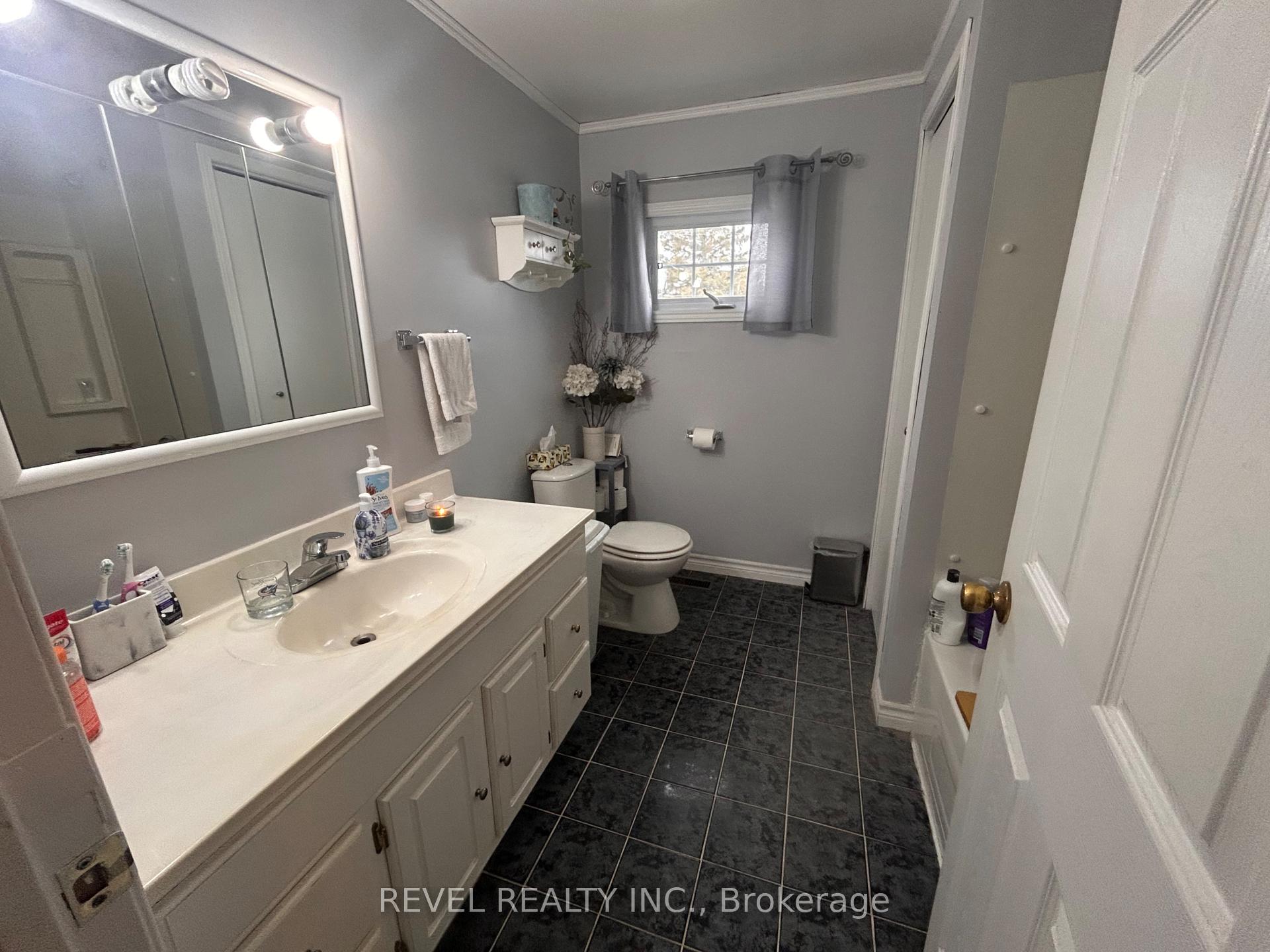 Photo 18 of 347 Seventeenth Avenue, Cochrane — HOMEH