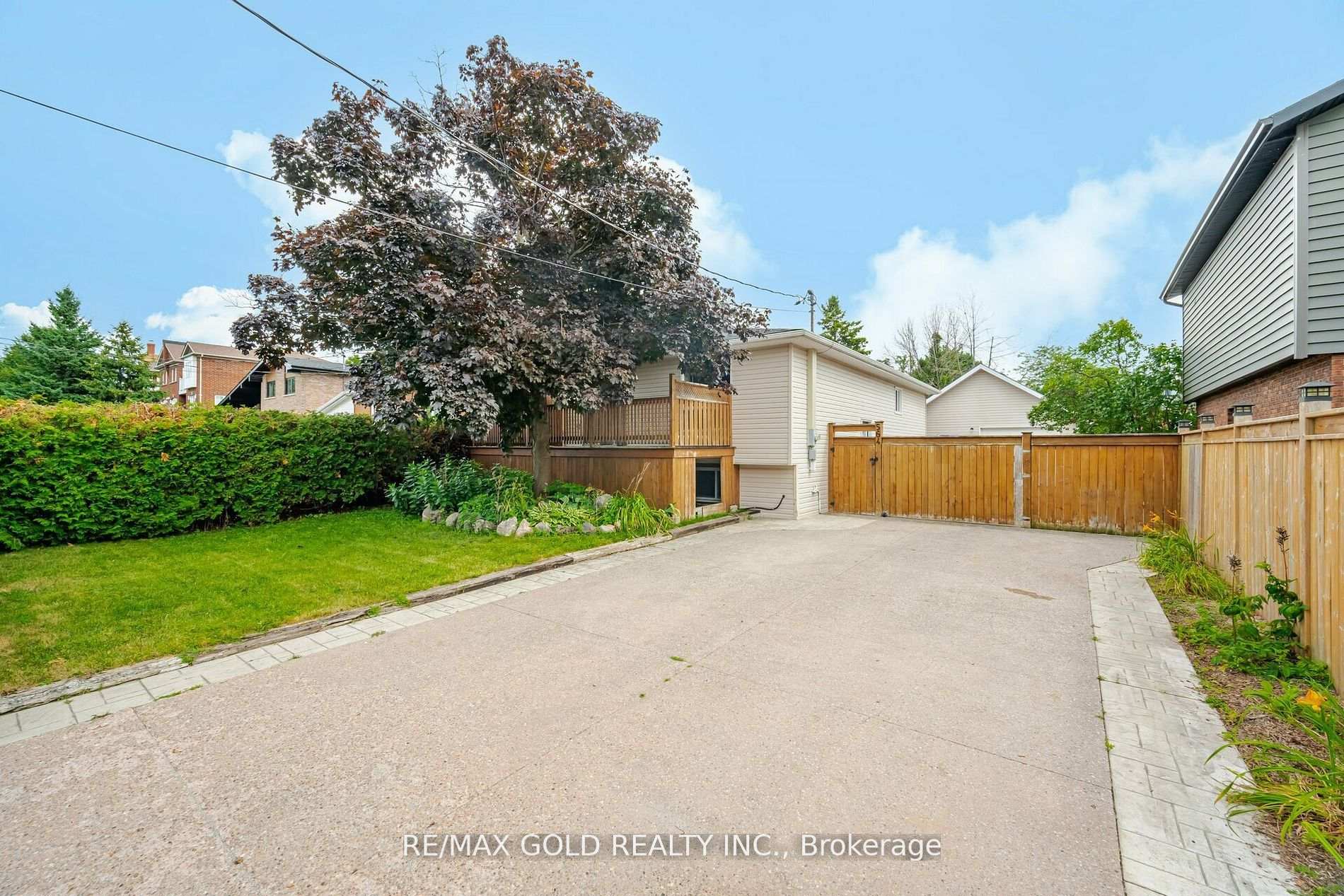 Photo 2 of 564 Simcoe Street, Collingwood — HOMEH