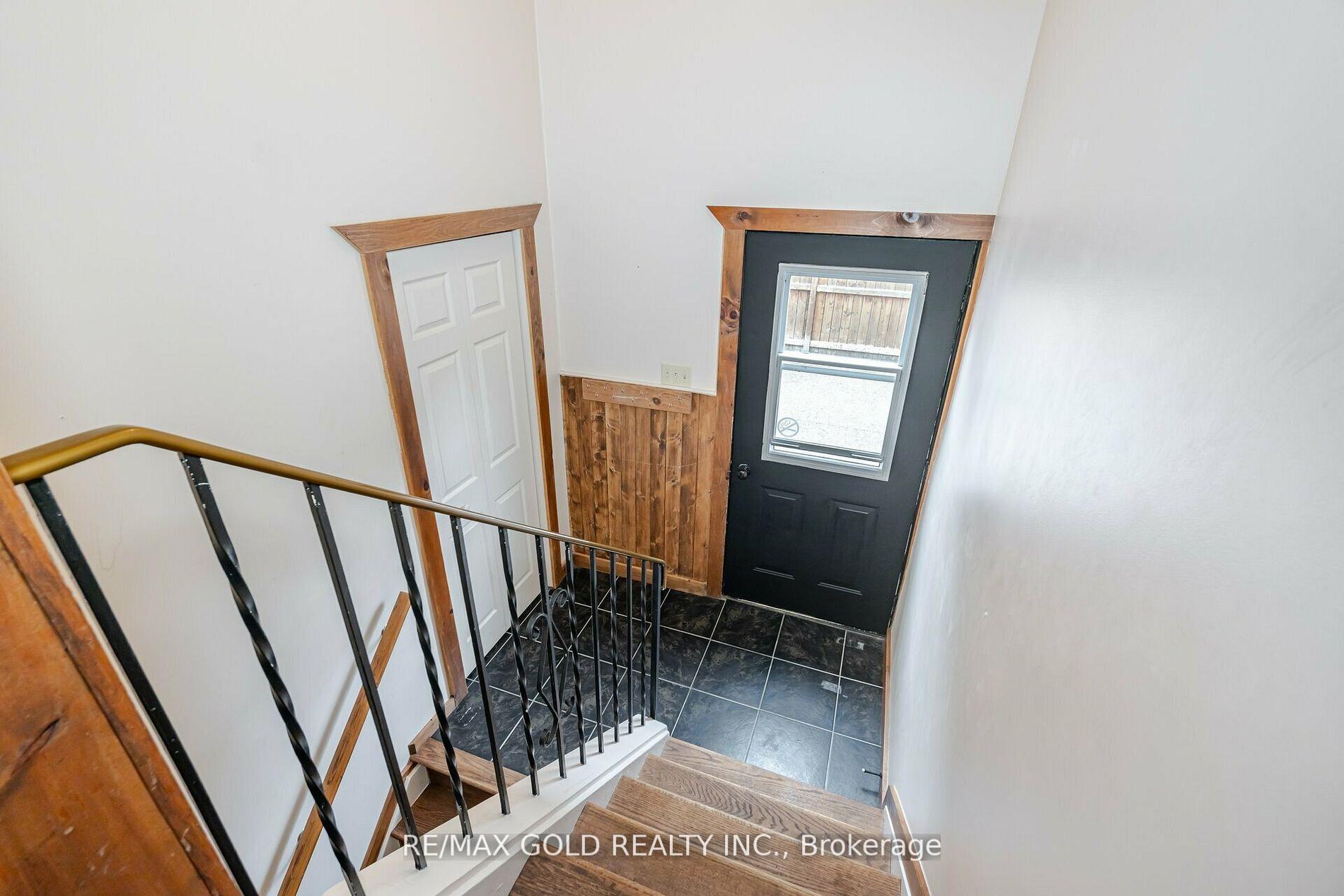 Photo 3 of 564 Simcoe Street, Collingwood — HOMEH