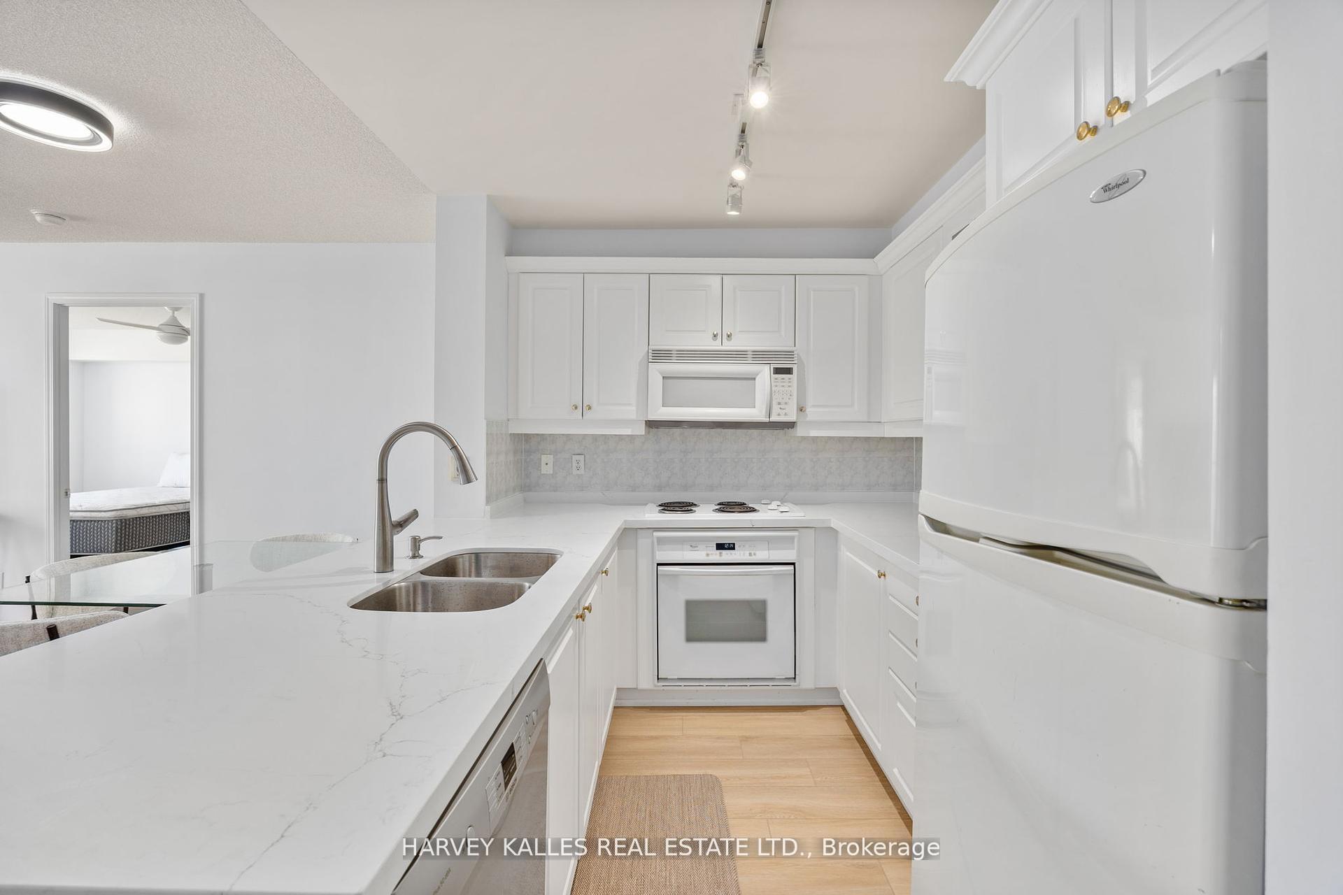 Photo 3 of Unit 302, 18 Wanless Avenue, Toronto, Lawrence Park North — HOMEH