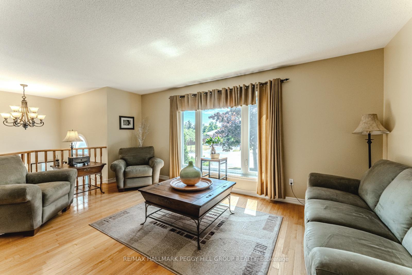 Photo 2 of 4 Mapleton Avenue, Barrie, Holly — HOMEH