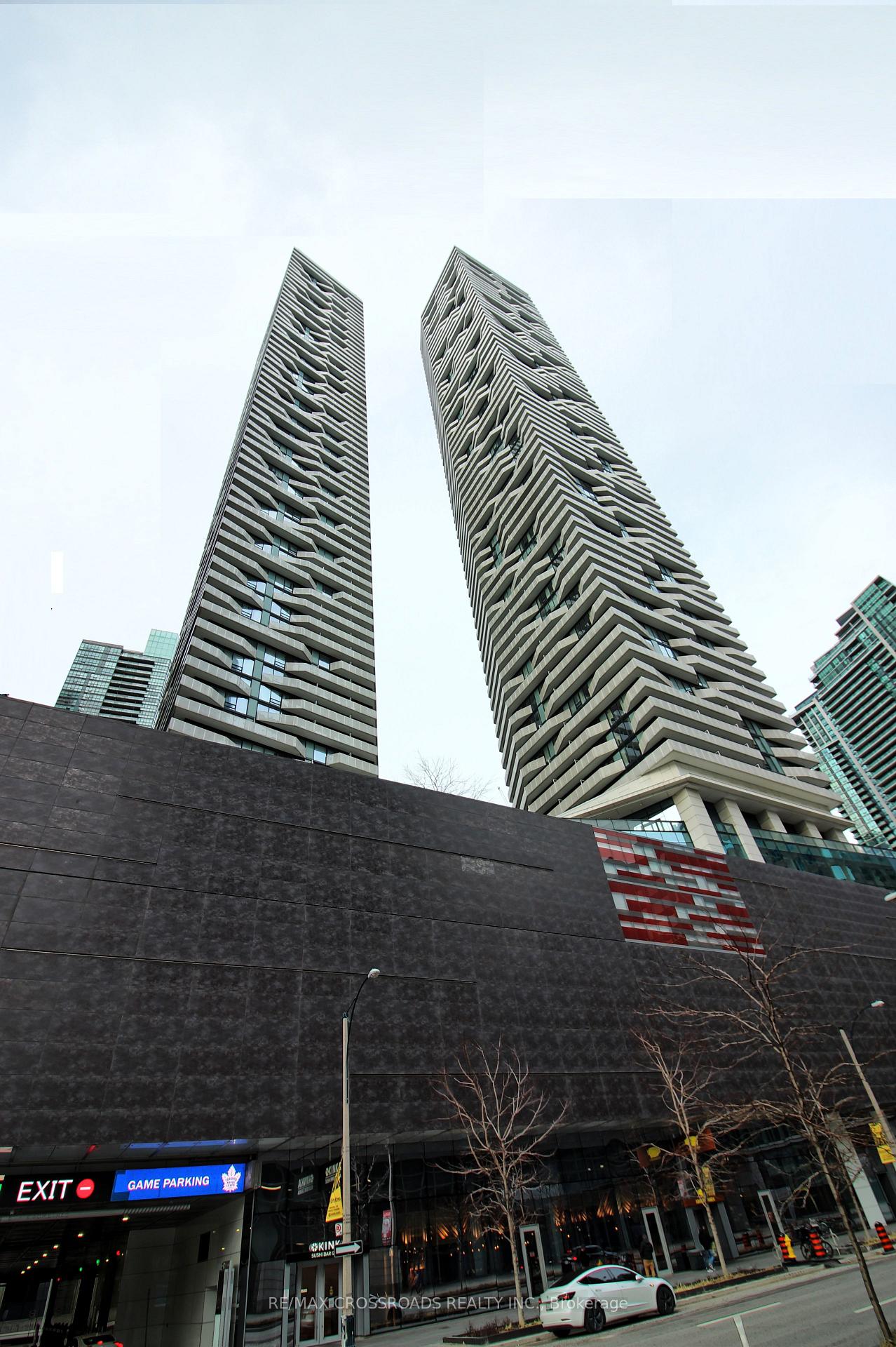 Front of Unit 5208, 100 Harbour Street