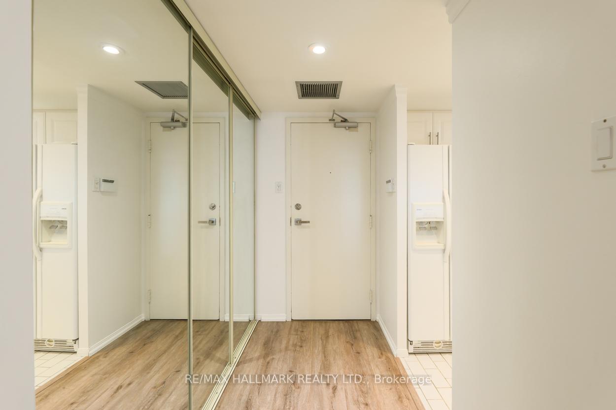 Photo 4 of Unit 901, 701 King Street W, Toronto, Niagara — HOMEH