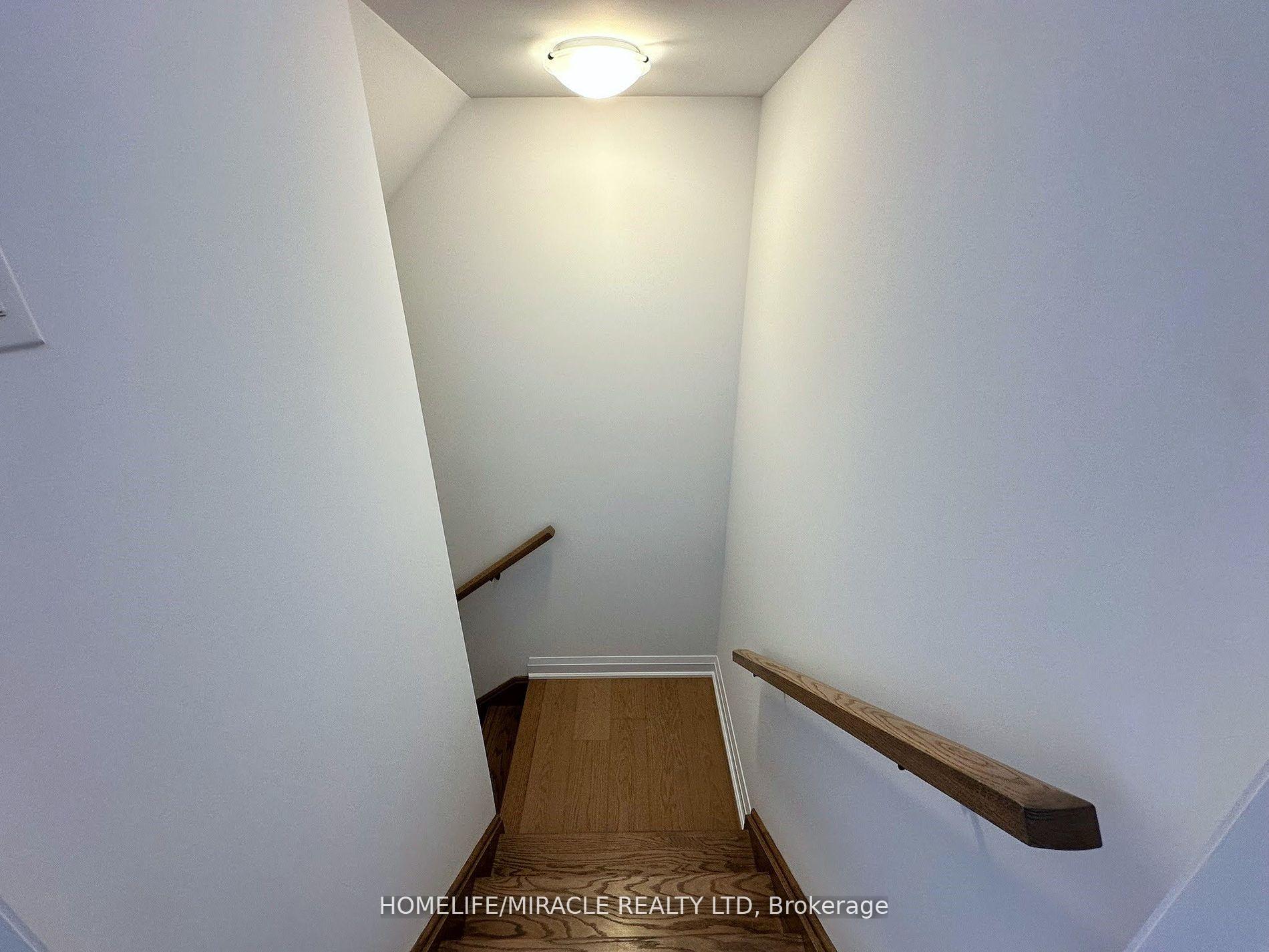Photo 10 of 25 Gateway Drive, Barrie, Rural Barrie Southeast — HOMEH