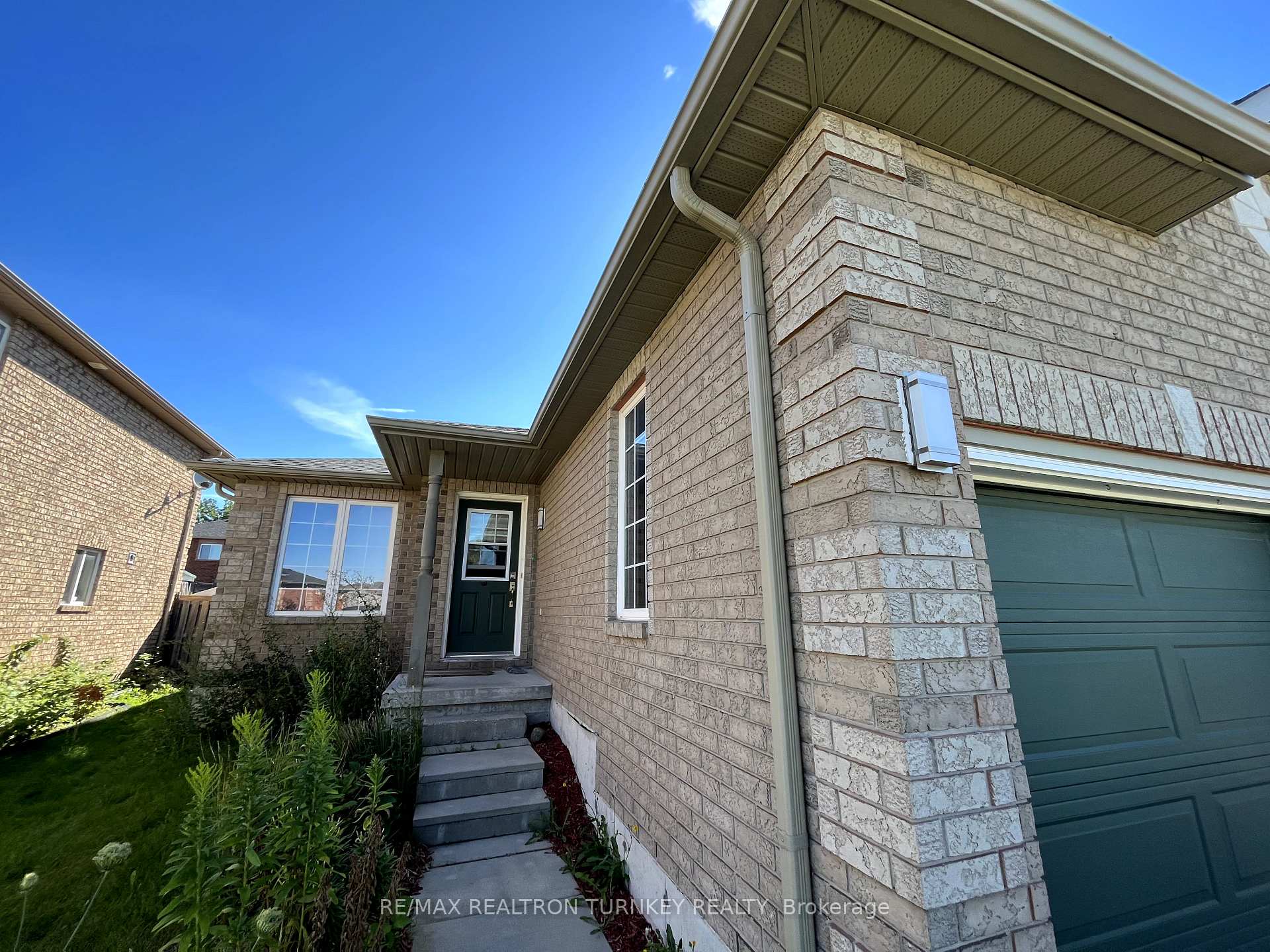 Photo 3 of 31 Michelle Drive, Barrie, Painswick South — HOMEH
