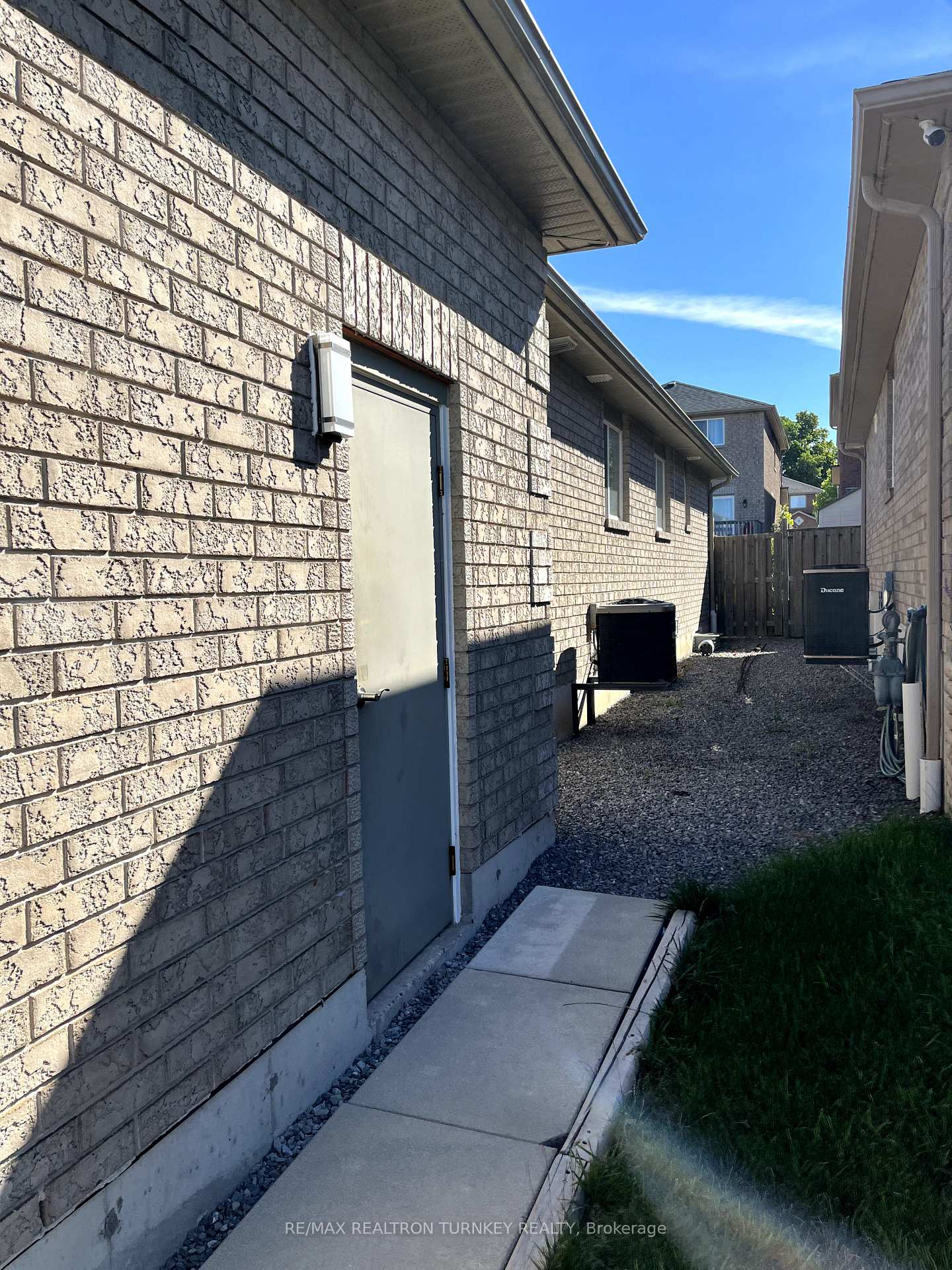 Photo 6 of 31 Michelle Drive, Barrie, Painswick South — HOMEH
