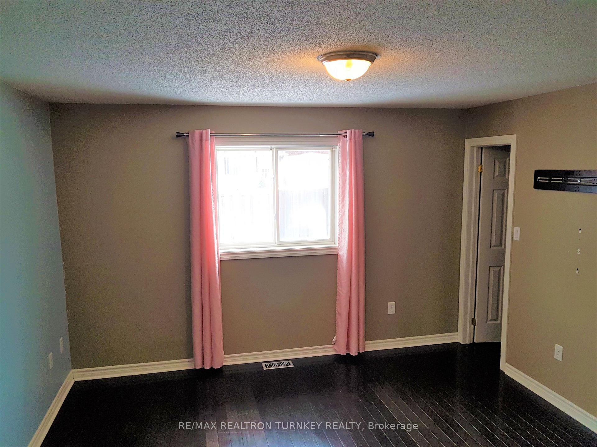 Photo 12 of 31 Michelle Drive, Barrie, Painswick South — HOMEH