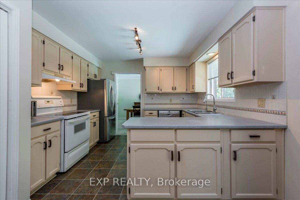Photo 12 of 7 White Pine Place, Barrie, Codrington — HOMEH