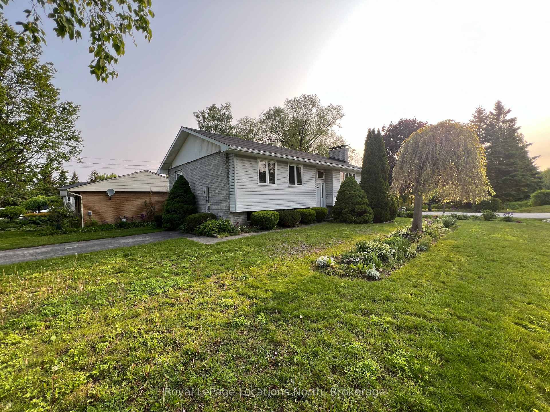 Photo 2 of 211 Seventh Street, Collingwood — HOMEH