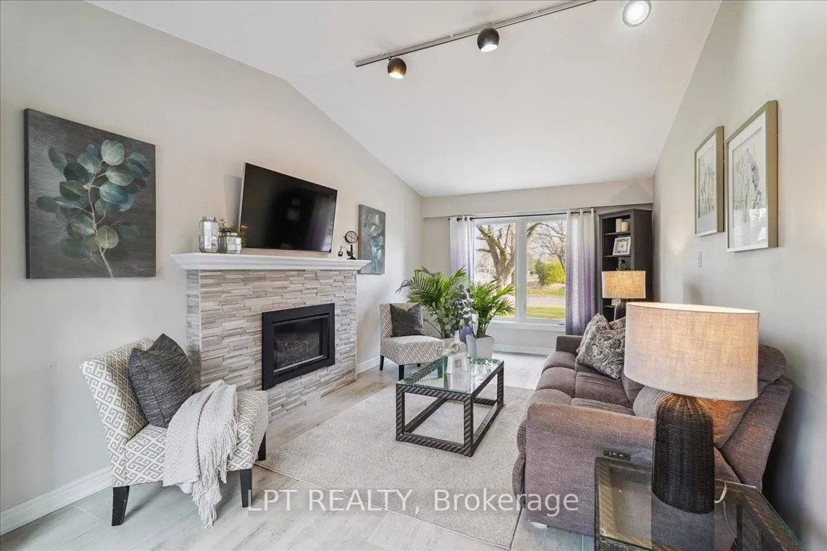 Photo 6 of 26 Wright Crescent, Caledon, Bolton North — HOMEH