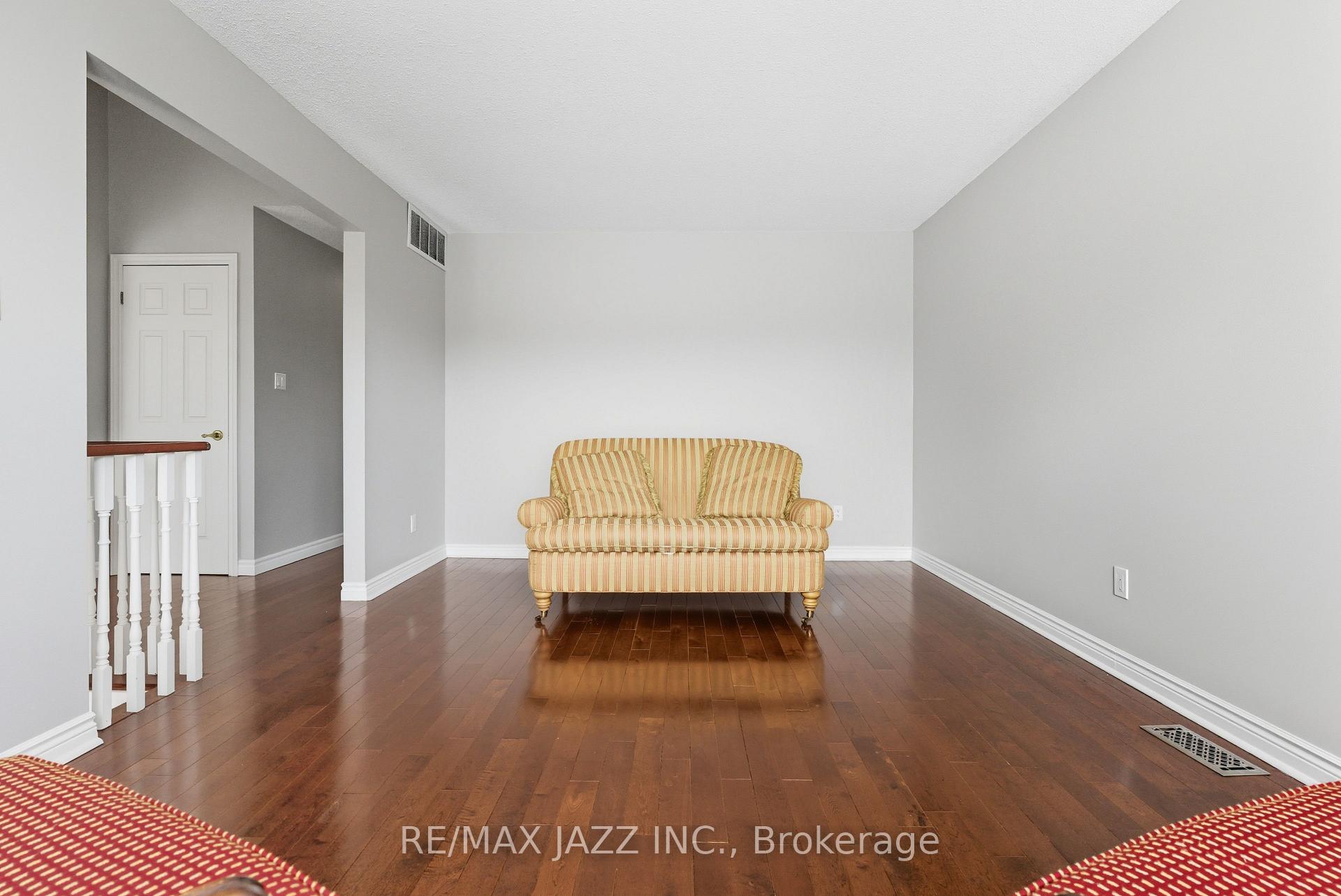 Photo 6 of Unit upper level, 8 Oban Court, Clarington, Courtice — HOMEH