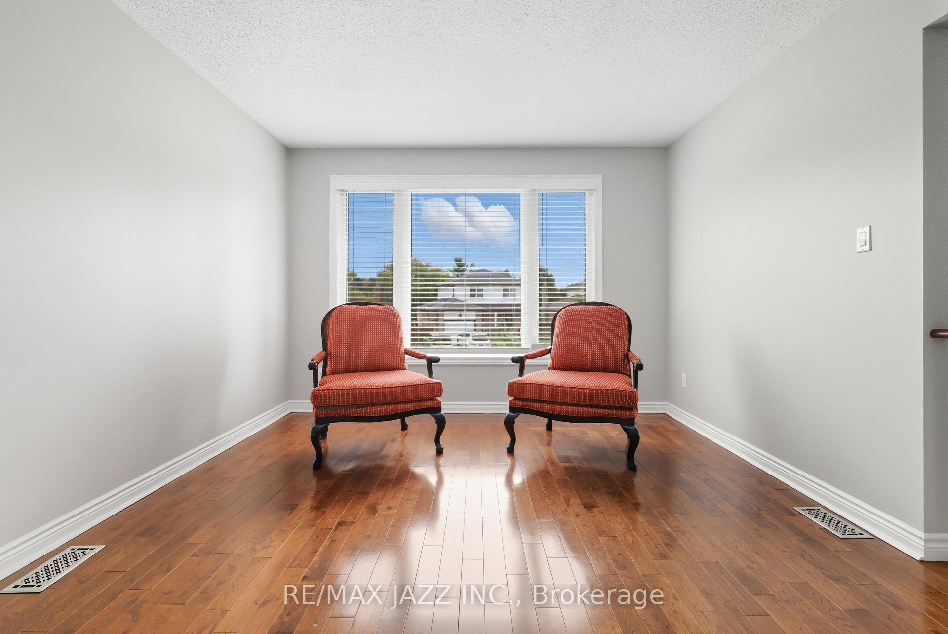 Photo 12 of Unit upper level, 8 Oban Court, Clarington, Courtice — HOMEH
