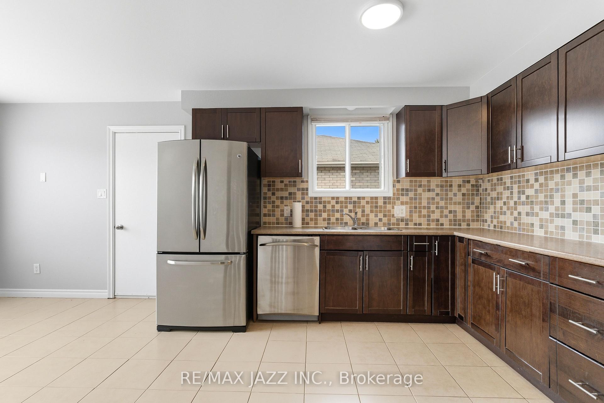 Photo 9 of Unit upper level, 8 Oban Court, Clarington, Courtice — HOMEH