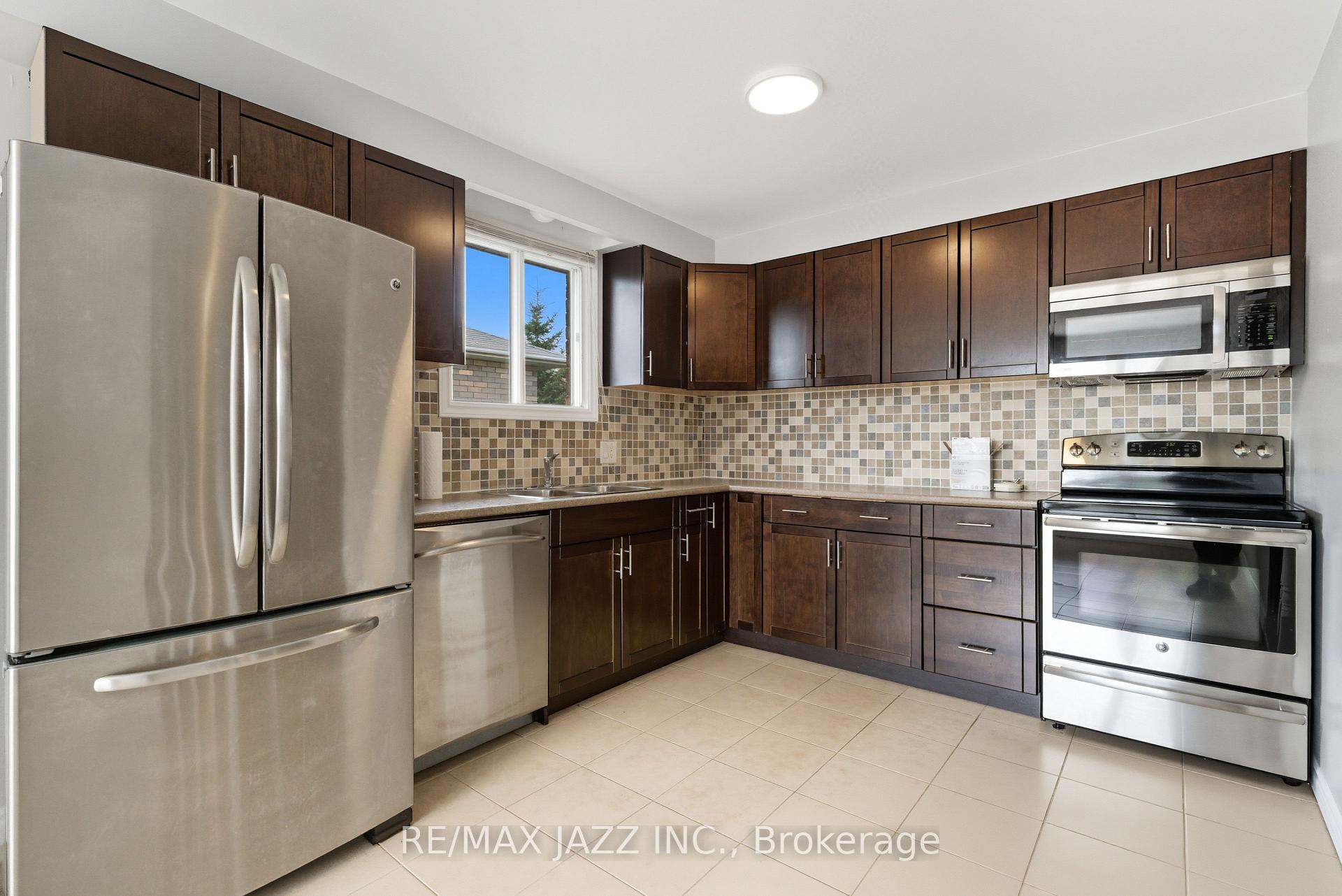 Photo 10 of Unit upper level, 8 Oban Court, Clarington, Courtice — HOMEH