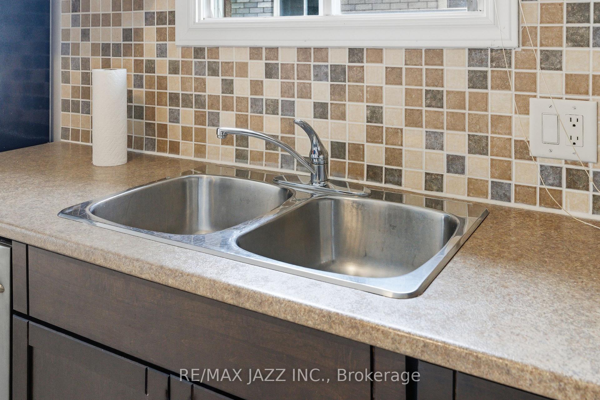 Photo 13 of Unit upper level, 8 Oban Court, Clarington, Courtice — HOMEH