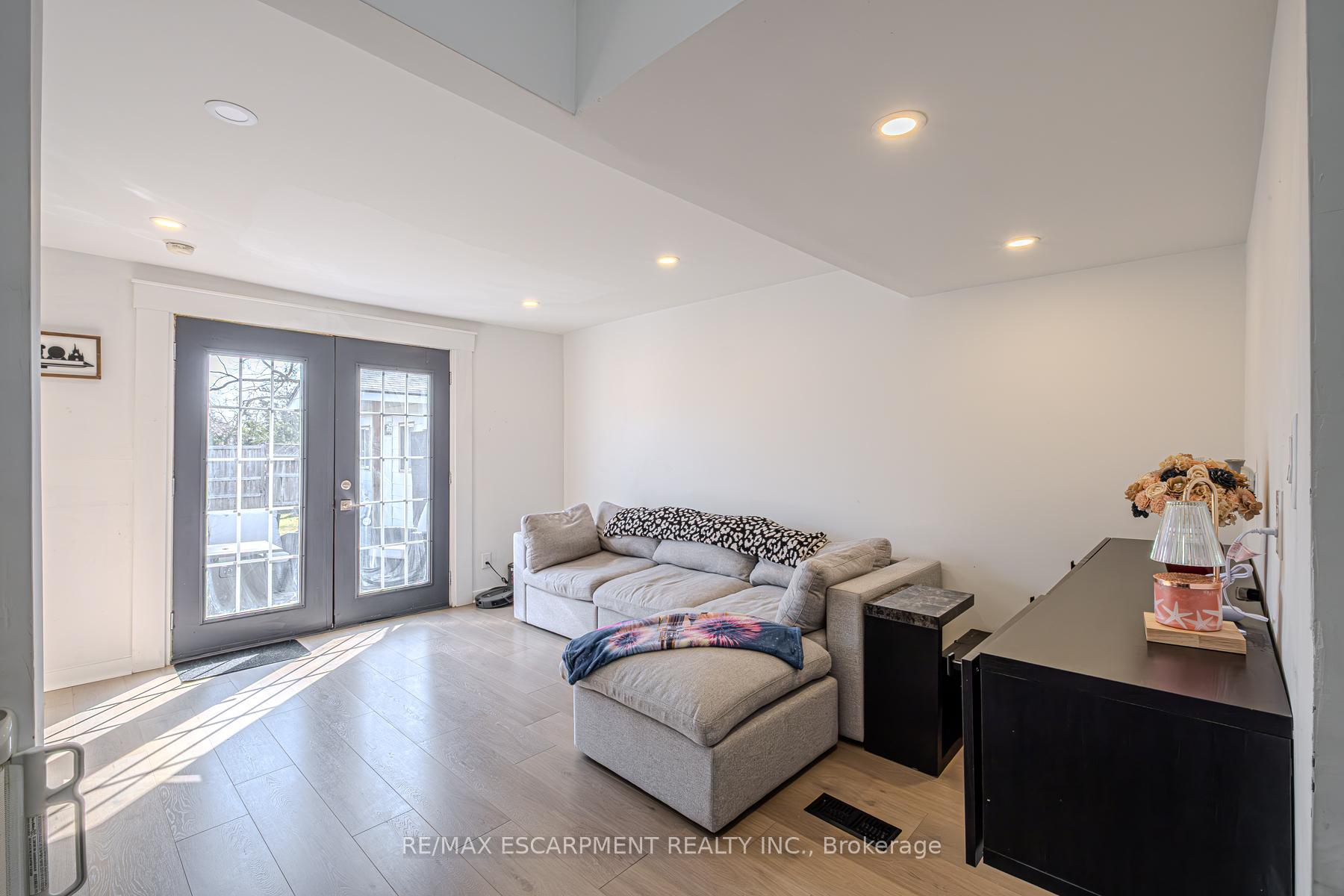 Photo 31 of 37 Queen Street, Brant, Paris — HOMEH