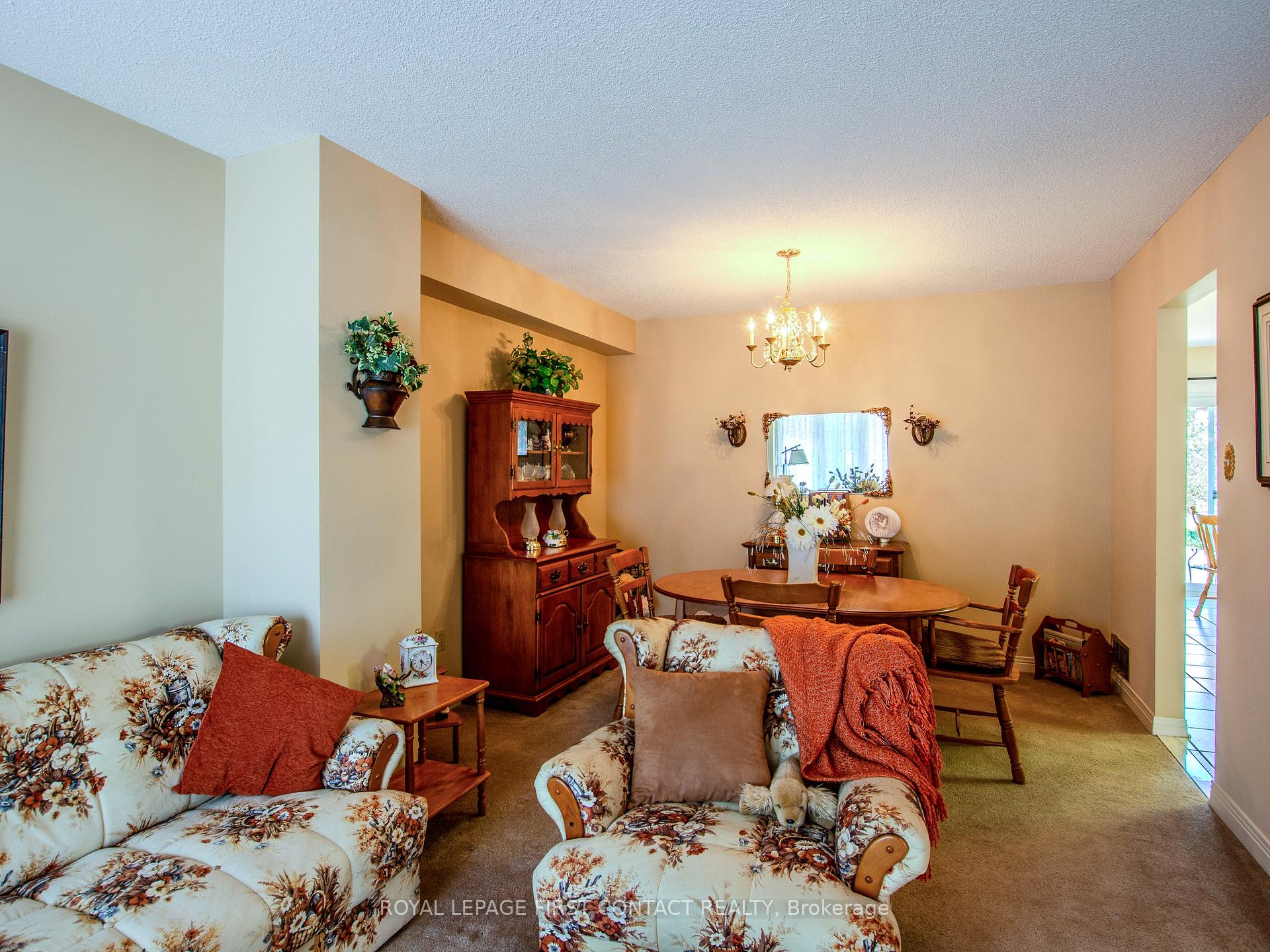 Photo 10 of 14 Carr Drive, Barrie, Letitia Heights — HOMEH