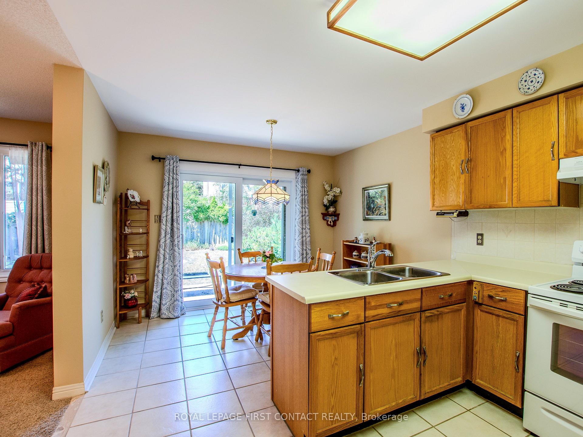 Photo 8 of 14 Carr Drive, Barrie, Letitia Heights — HOMEH