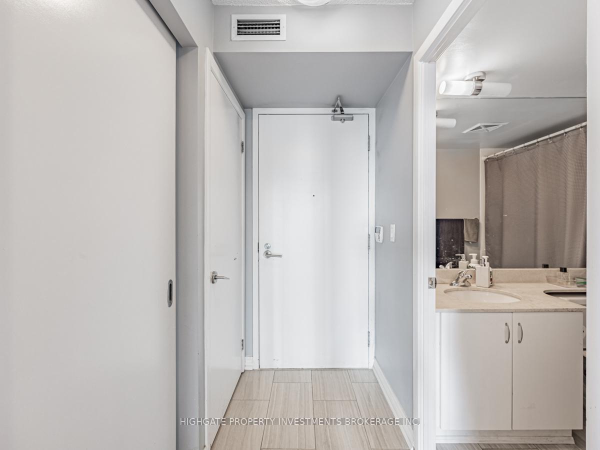 Photo 3 of Unit 1302, 215 Fort York Boulevard, Toronto, Niagara — HOMEH