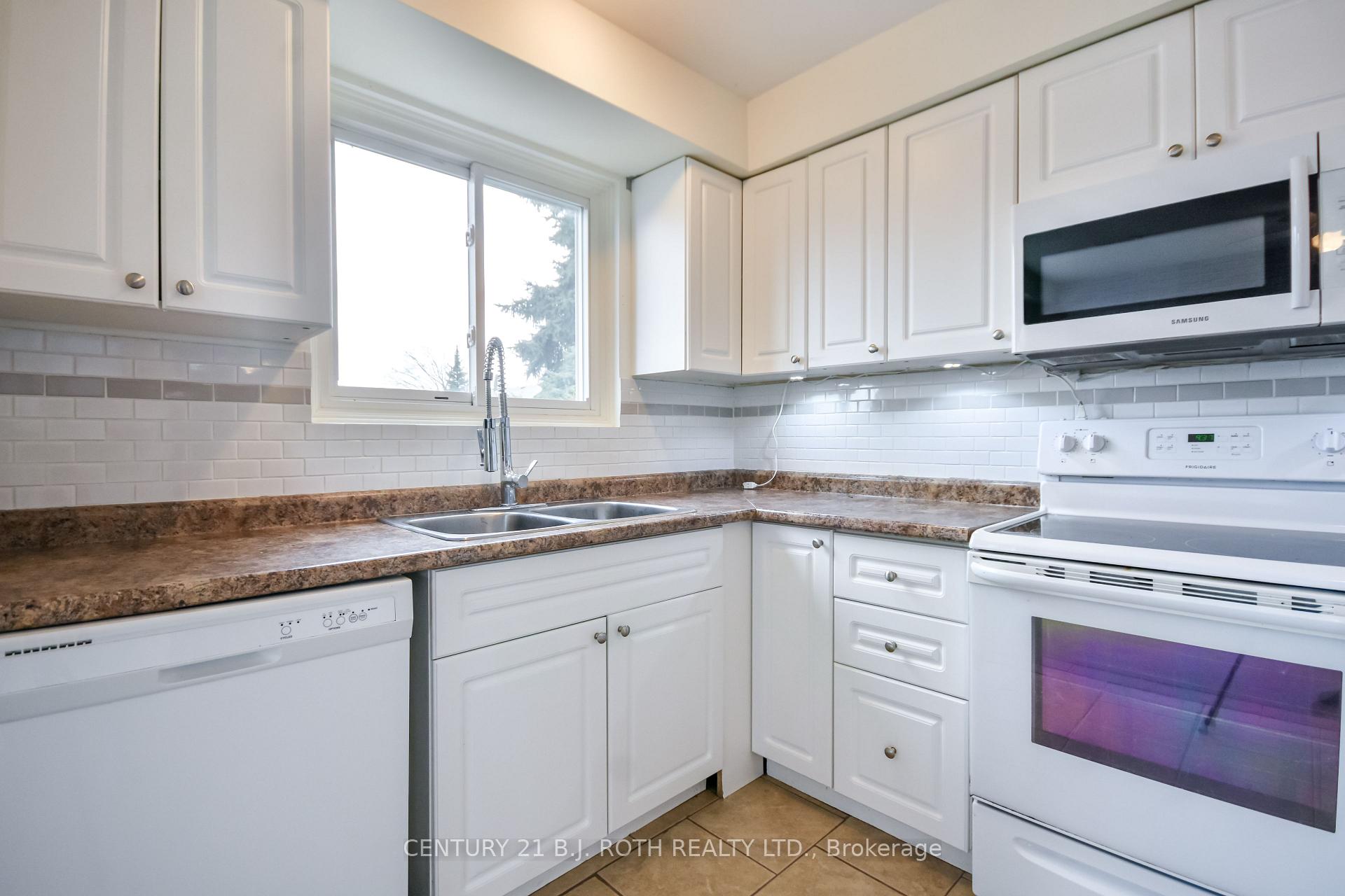 Photo 6 of 247 Letitia Street, Barrie, Letitia Heights — HOMEH