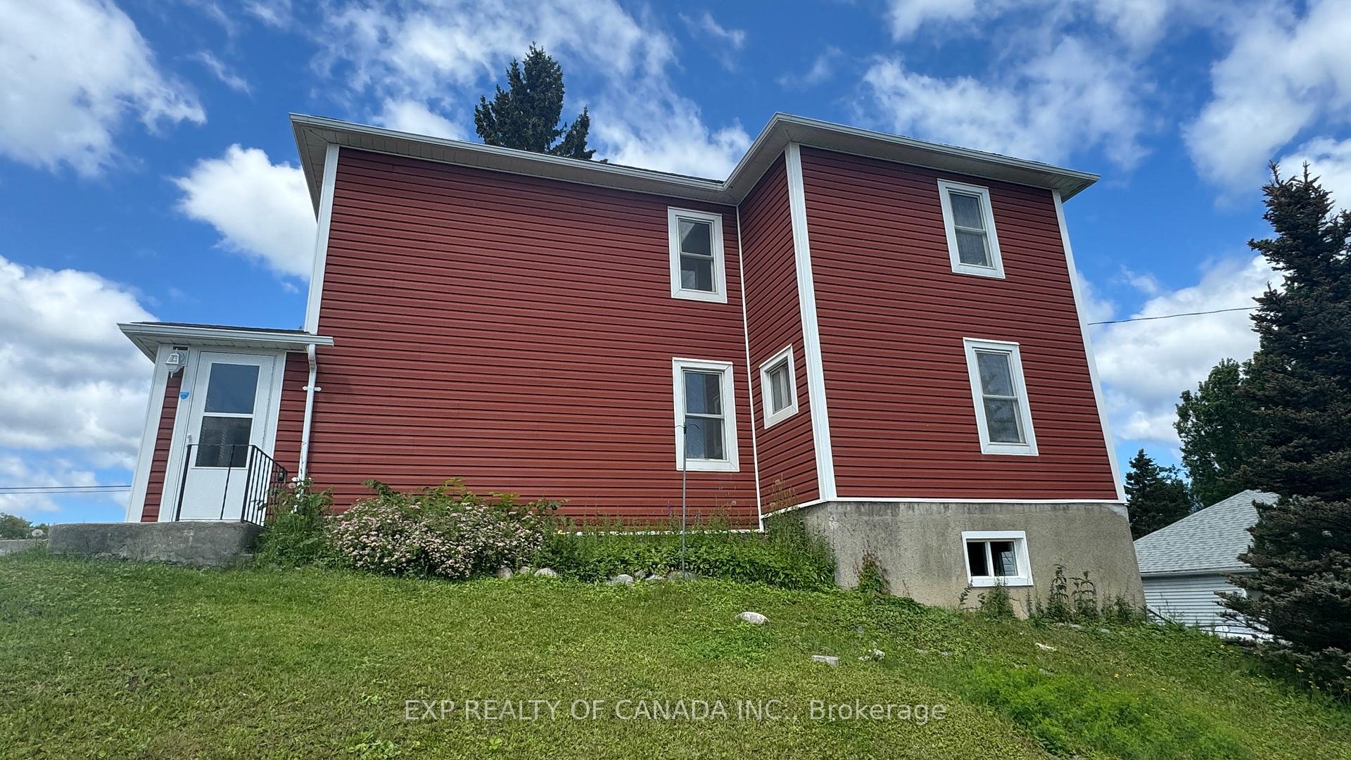 Photo 4 of 127 Fifth Street, Cochrane — HOMEH