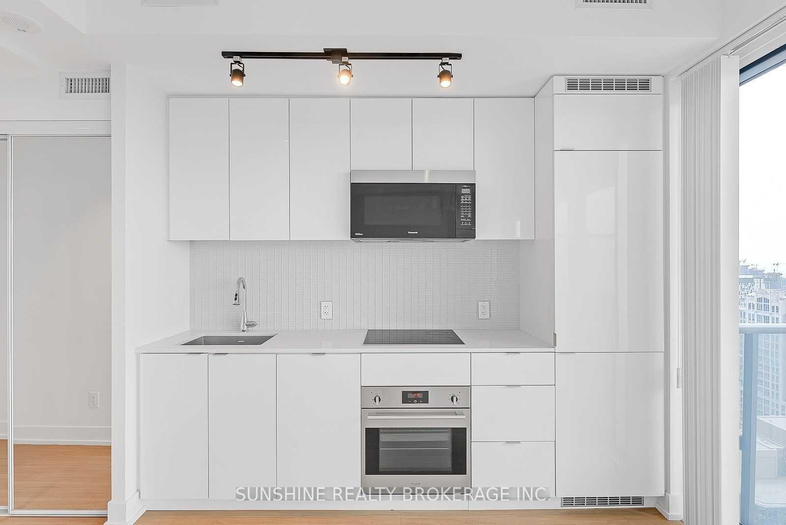 Photo 4 of Unit 5702, 7 Grenville Street, Toronto, Bay Street Corridor — HOMEH