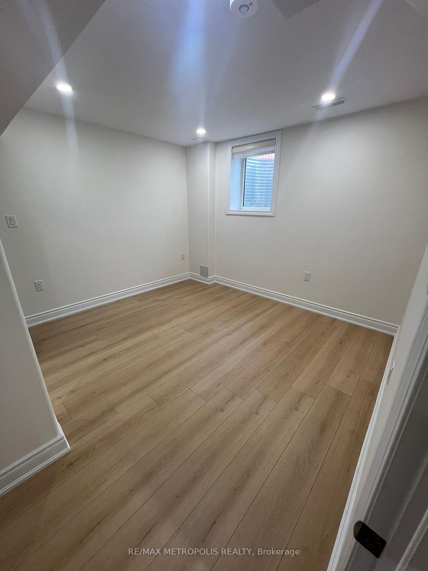 Photo 7 of Unit Bsmt, 39 Royal Links Circle, Brampton, Vales of Castlemore North — HOMEH
