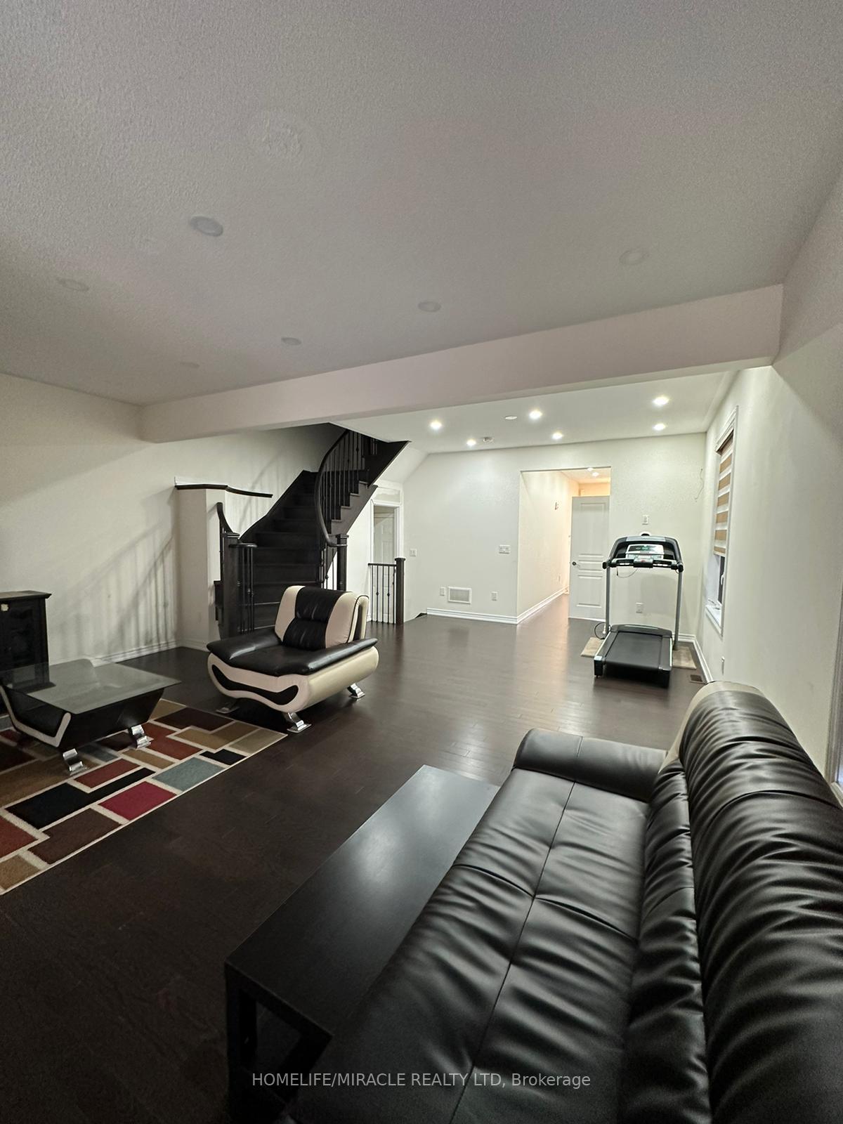 Photo 3 of 25 Lackington Street, Brampton, Credit Valley — HOMEH