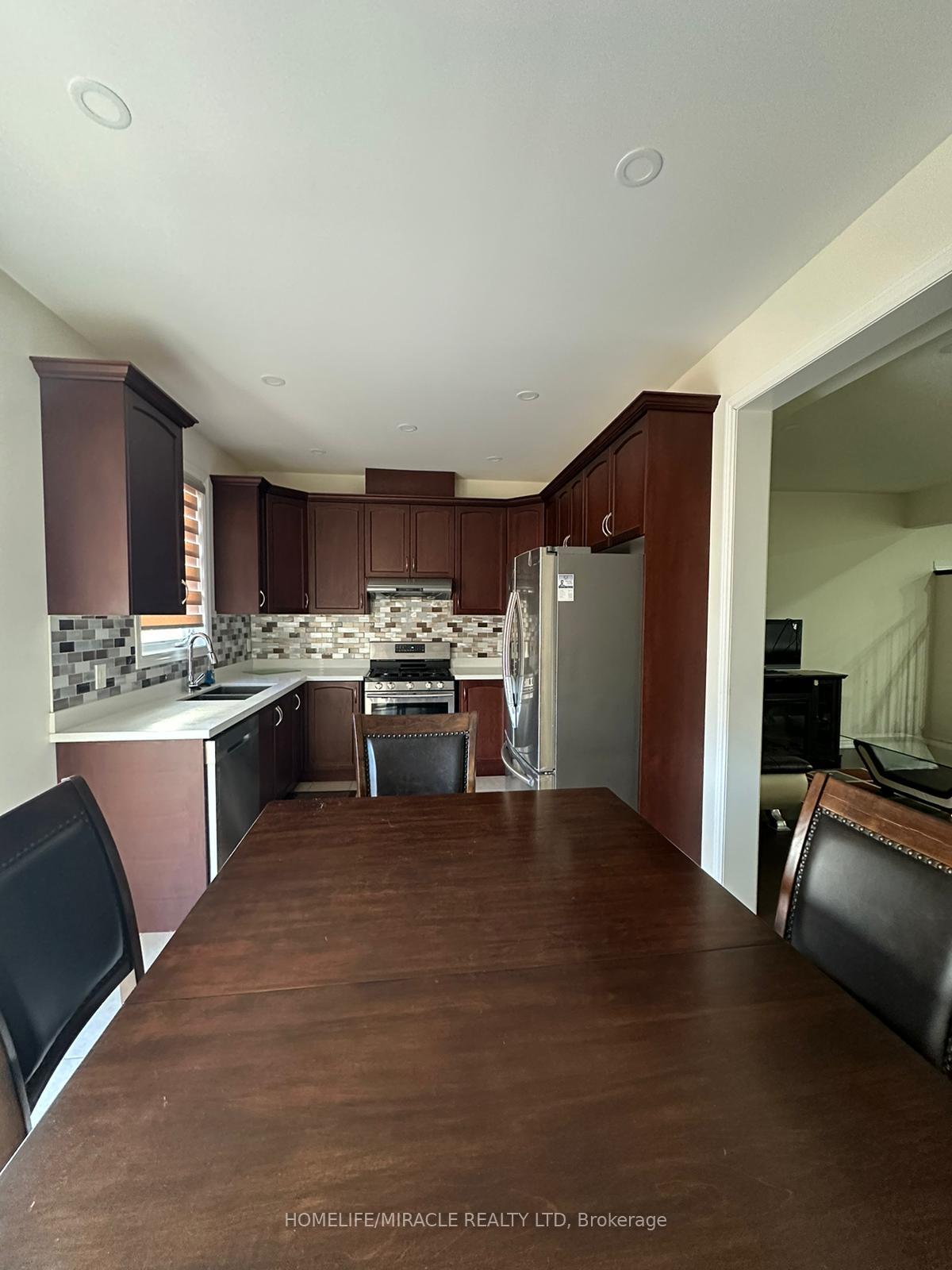 Photo 4 of 25 Lackington Street, Brampton, Credit Valley — HOMEH