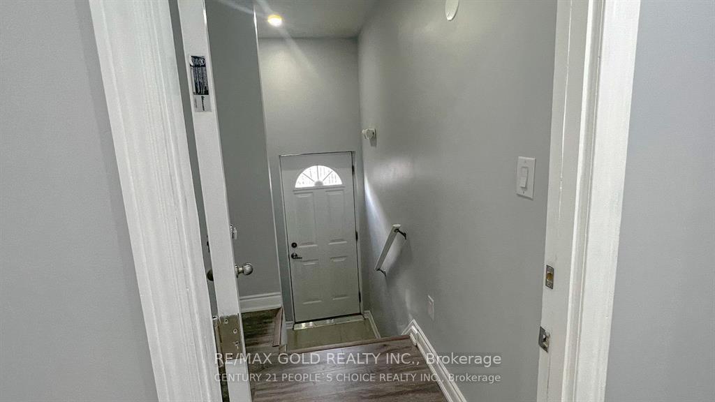 Photo 3 of 33 Argyle Crescent, Brampton, Avondale — HOMEH