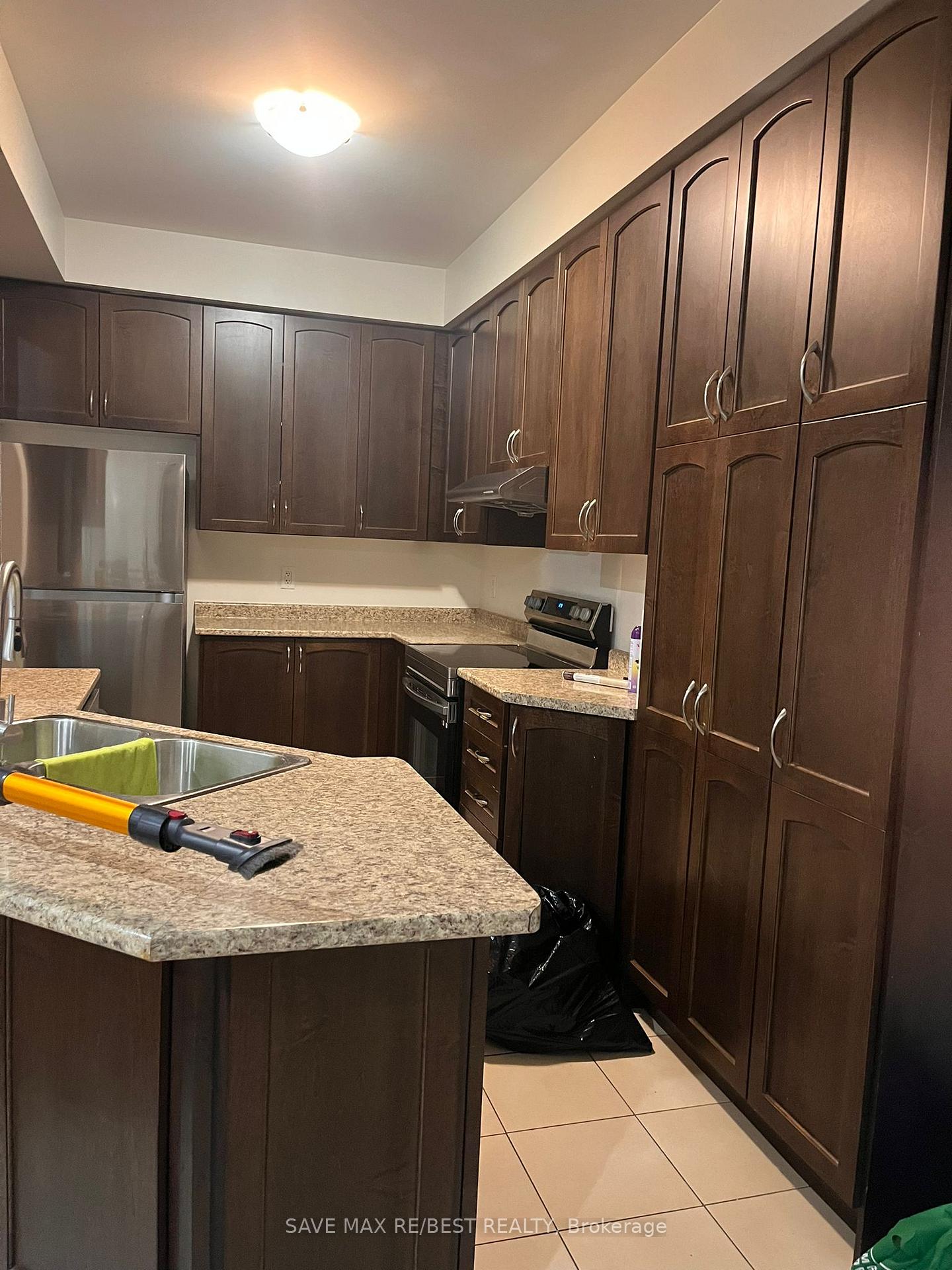 Photo 4 of 23 Naperton Drive, Brampton, Sandringham-Wellington — HOMEH