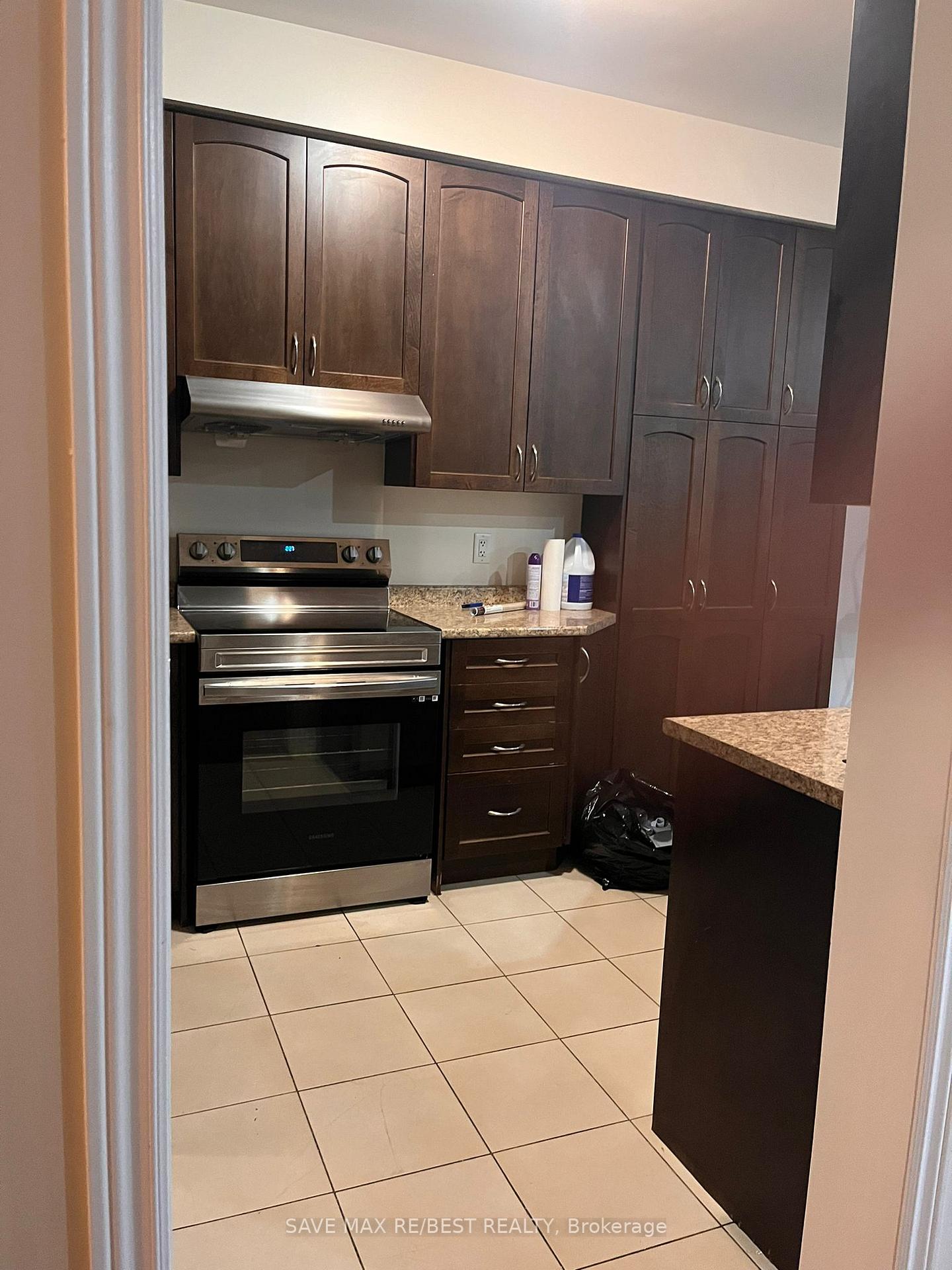 Photo 5 of 23 Naperton Drive, Brampton, Sandringham-Wellington — HOMEH