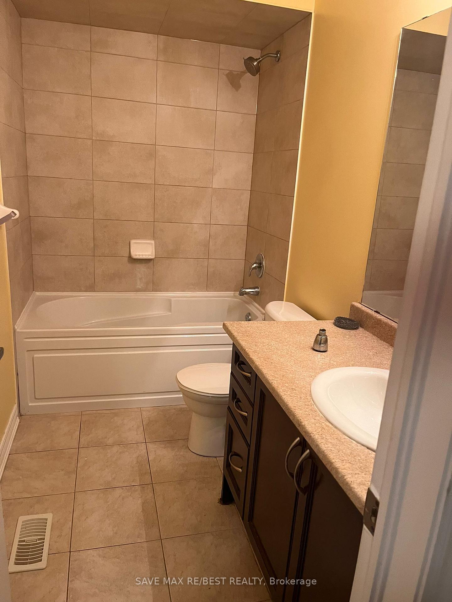 Photo 17 of 23 Naperton Drive, Brampton, Sandringham-Wellington — HOMEH