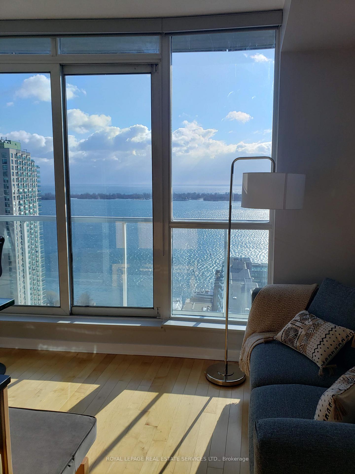 Photo 4 of Unit 3308, 8 York Street, Toronto, Waterfront Communities — HOMEH