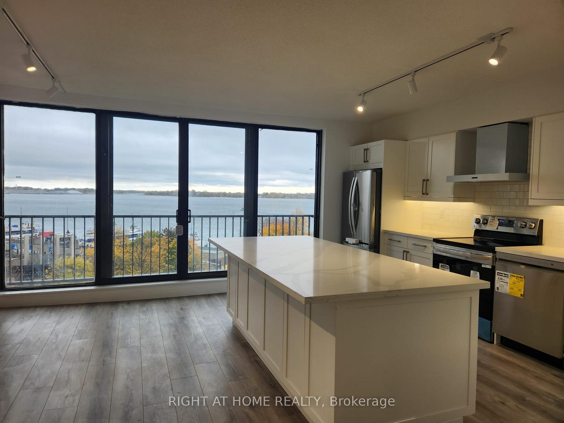 Photo 1 of Unit 831, 33 Harbour Square, Toronto, Waterfront Communities — HOMEH