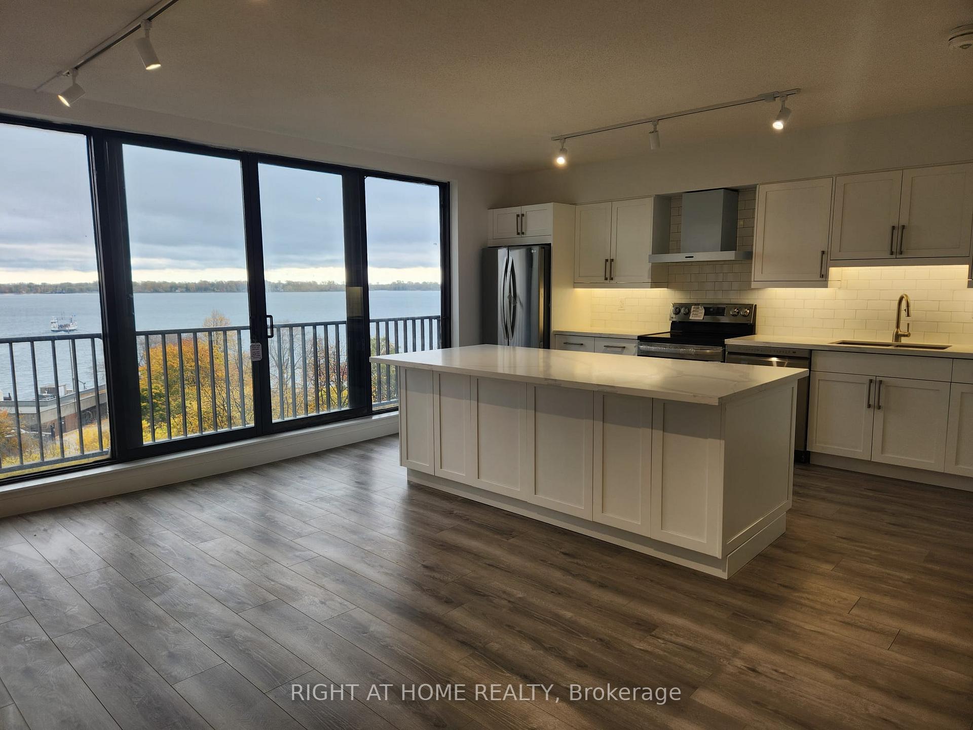 Photo 2 of Unit 831, 33 Harbour Square, Toronto, Waterfront Communities — HOMEH