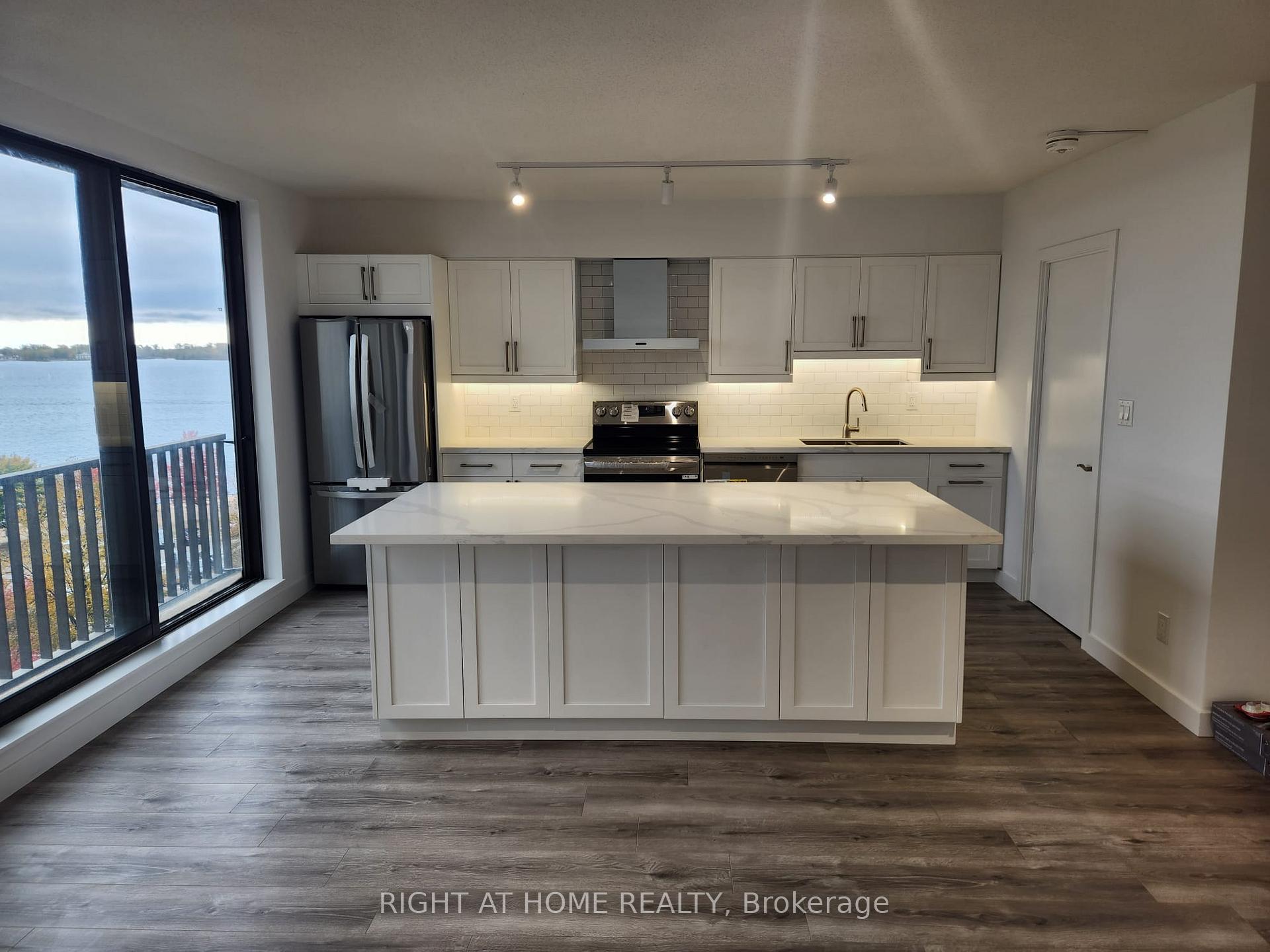 Photo 3 of Unit 831, 33 Harbour Square, Toronto, Waterfront Communities — HOMEH