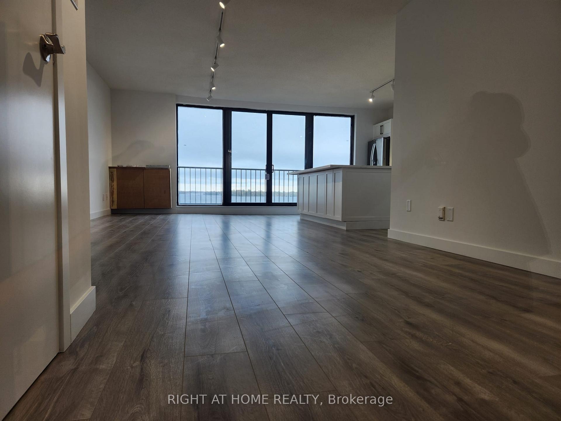 Photo 4 of Unit 831, 33 Harbour Square, Toronto, Waterfront Communities — HOMEH