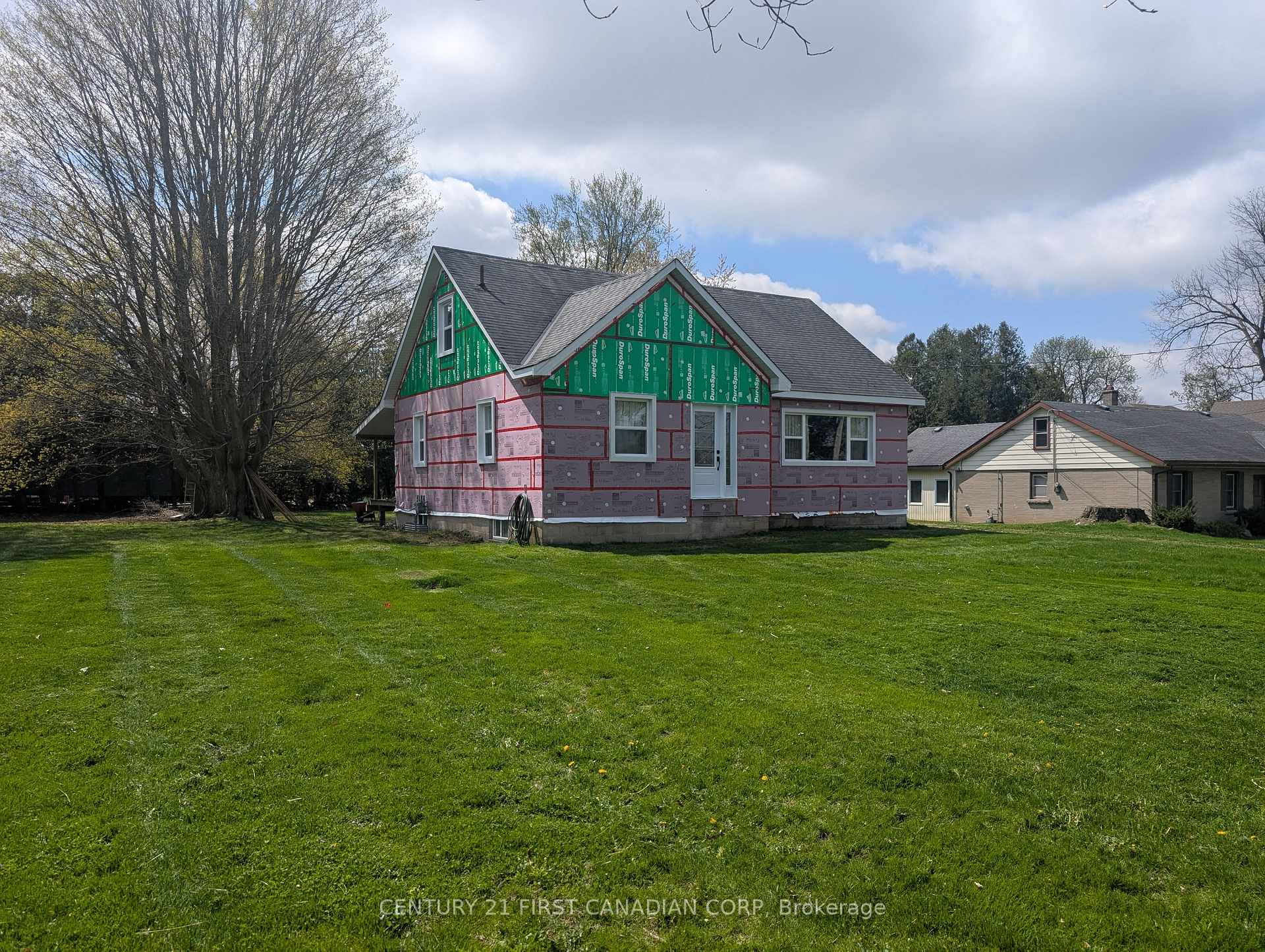 Photo 2 of 211 King Edward Street, Brant, Paris — HOMEH