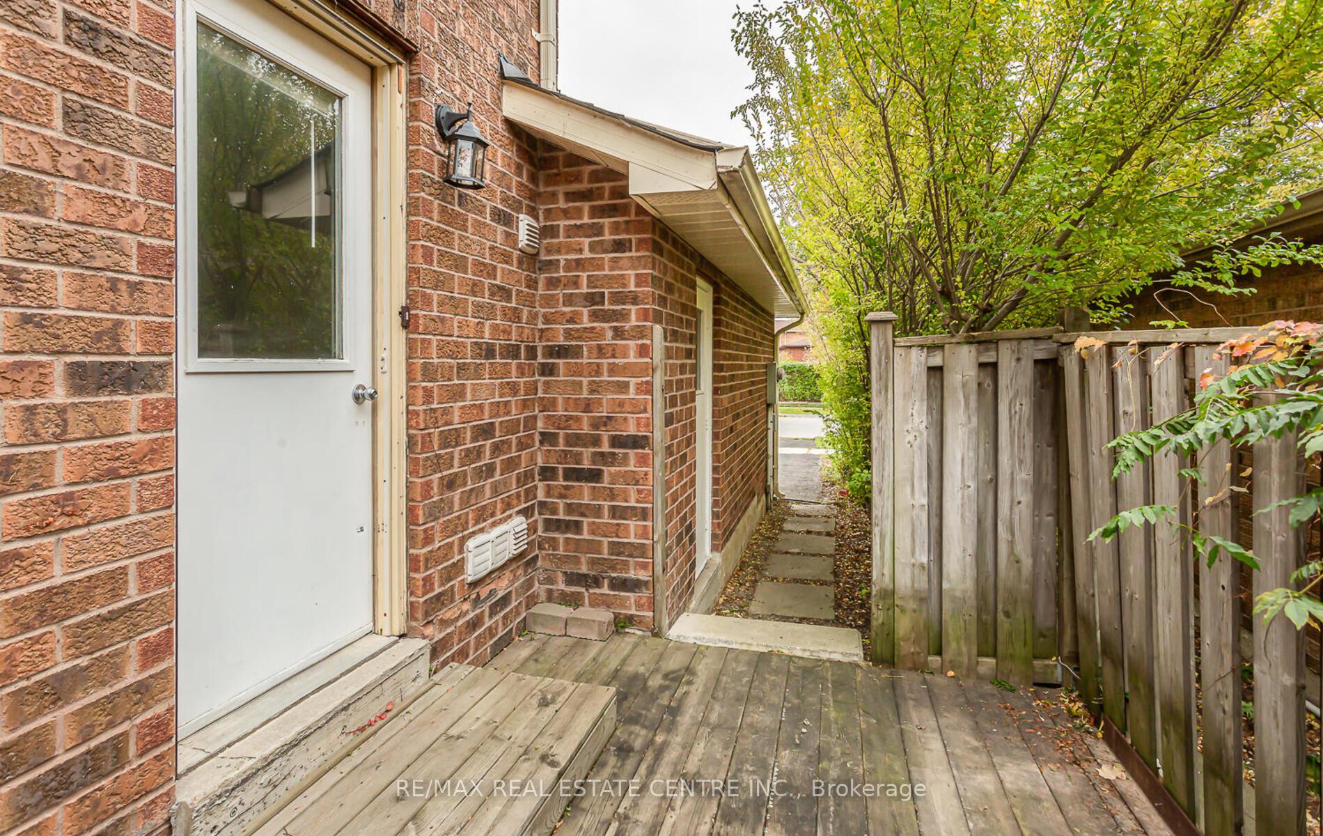 Photo 16 of 14 Brydon Crescent, Brampton, Northwood Park — HOMEH