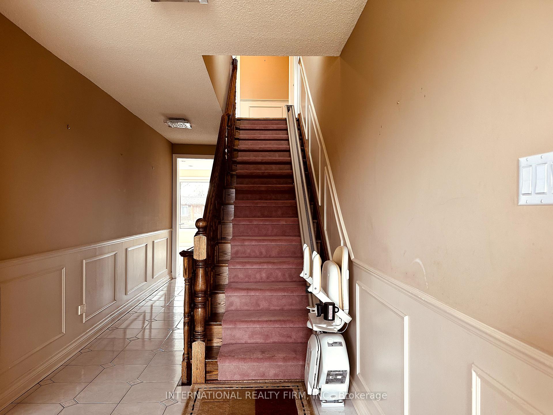 Photo 3 of 139 Elgin Drive, Brampton, Brampton South — HOMEH