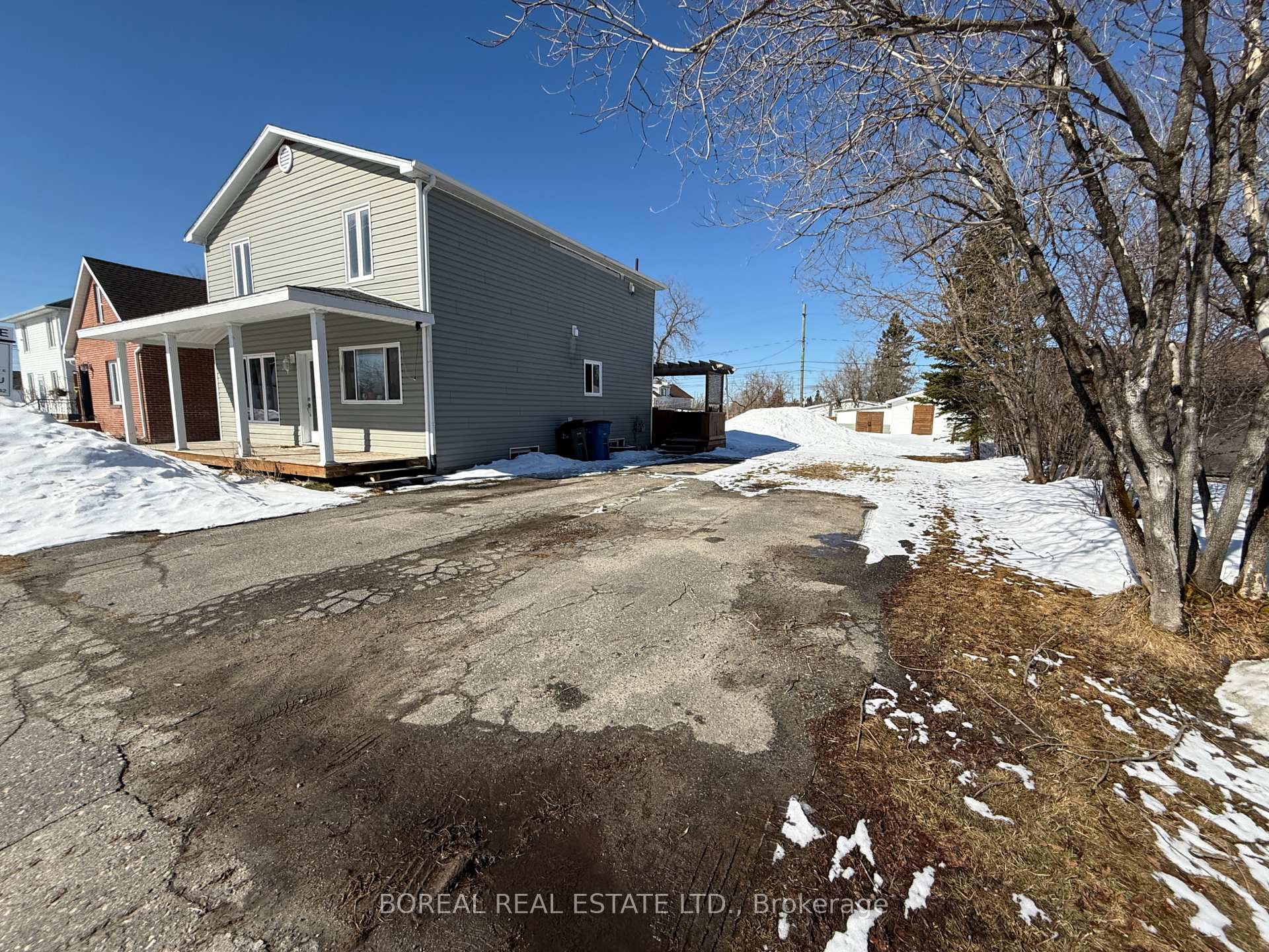 Photo 4 of 211 Second Avenue, Cochrane — HOMEH