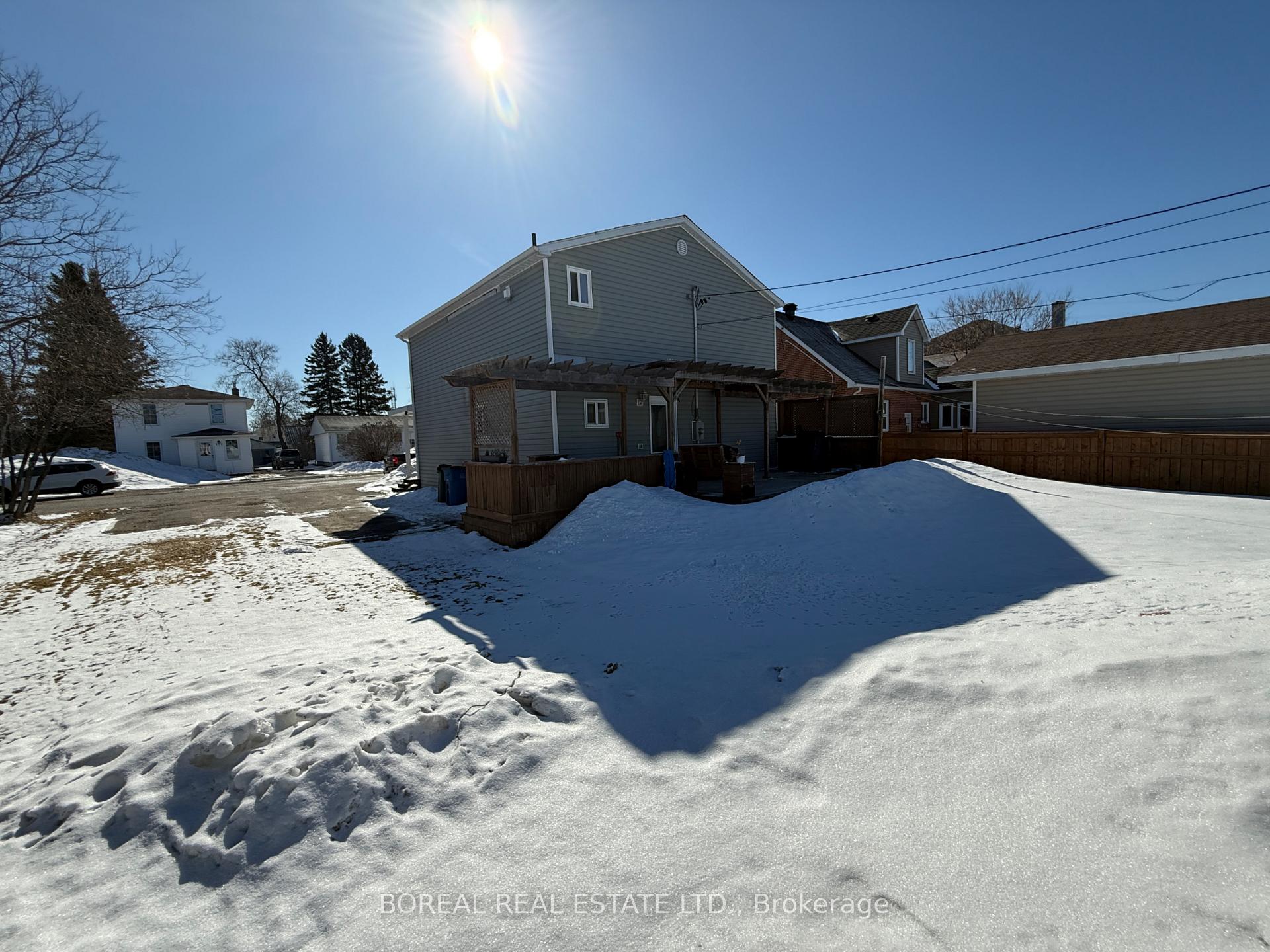 Photo 8 of 211 Second Avenue, Cochrane — HOMEH
